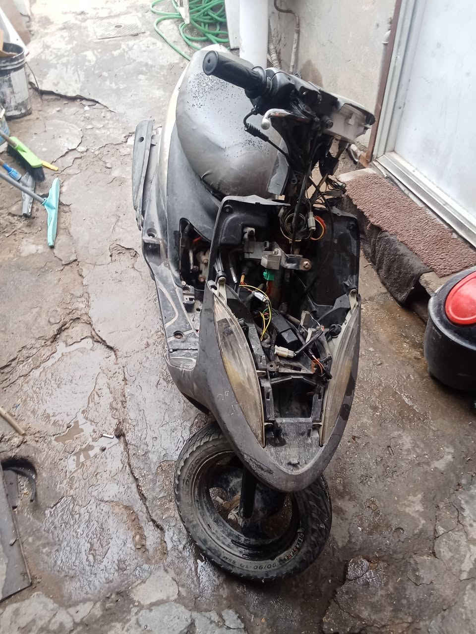 سلام عليكم شباب دراجه ماكس عدله شغاله بس مالنصه طاكه وكفرات تعبانه يعني يرادله ترتيب  ابيعلك كوم حديد سعر 350 وبيه مجال عنواني حي اور رقم هاتف ***********
