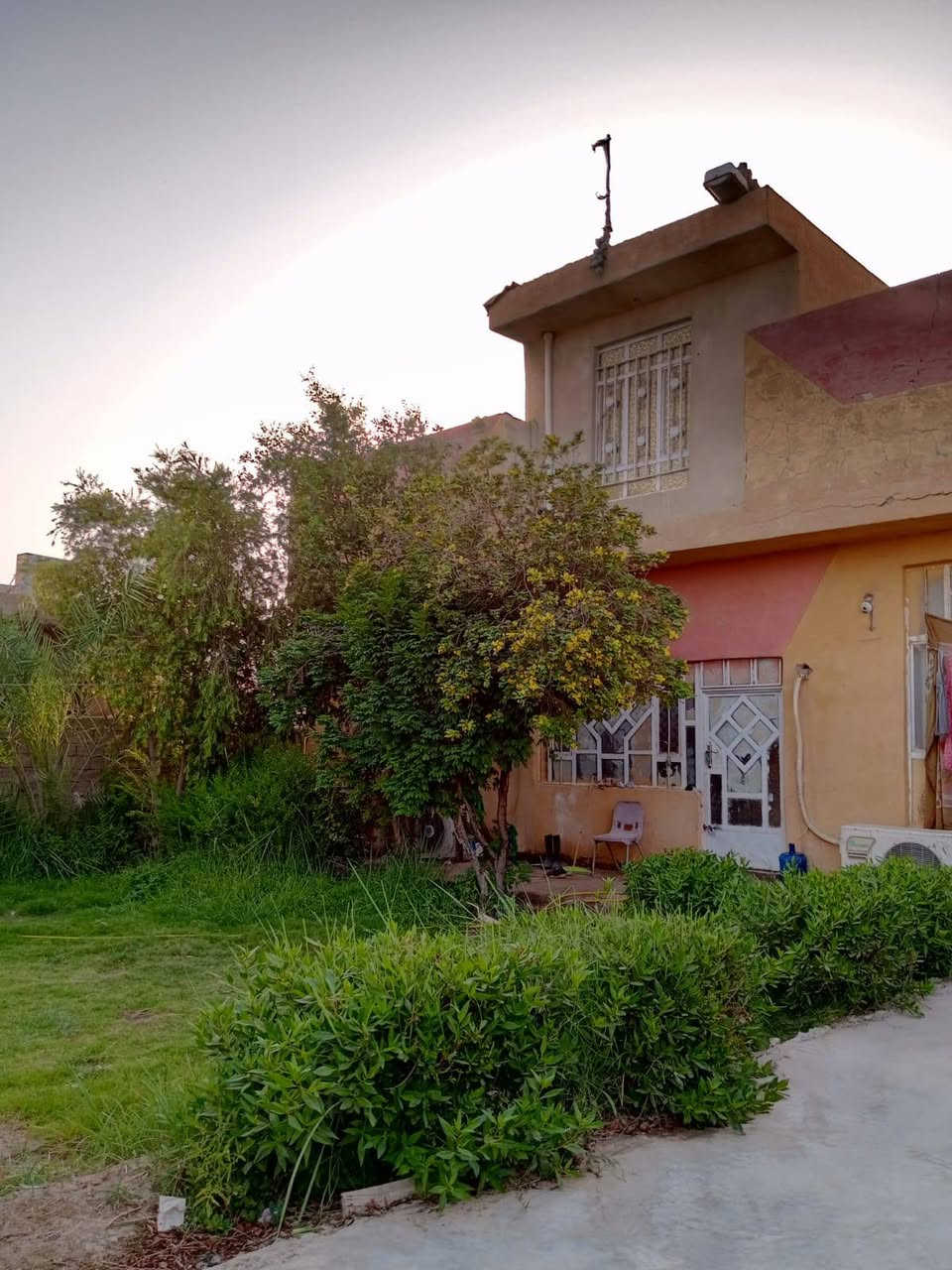 السلام عليكم
🏠 بيت للبيع
🔹 المساحة: 500 متر
 300 متر بناء 200 حديقه 
🔹 طابقين – بناء حديث
🔹 واجهة على شارعين 
📍 الموقع: مثلث الكلابين– خلف أحمد القاضي
البيت مميز بالموقع والمساحة، مناسب للسكن.
📞 للاستفسار والتواصل: ___***********
