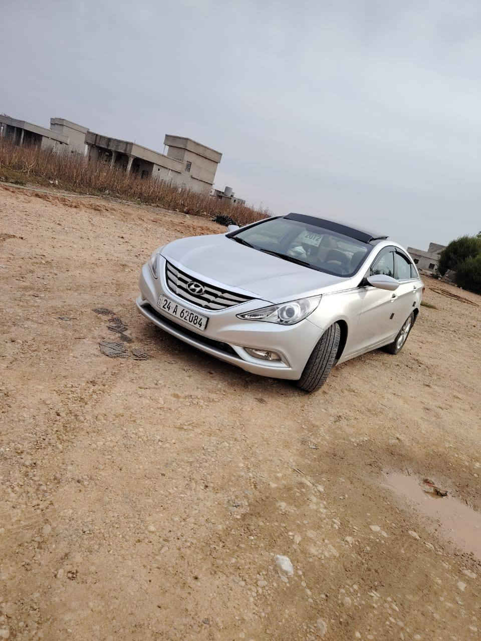 السلام عليكم سوناتا 2011مضلع فول مواصفات 1/1 عدا البصمه  للبيع ومراوس بسياره حمل
السياره بيها ضرر ثلاث قطع  تبديل اصلي 
جاملغ امامي وباب خلفي وبونيد بدون دواخل
السياره رقم ادهوك باسم اخوي شرط الوكاله والتحويل 
. محرك 2400دوش المرغوب
. محرك وكير شرط
. تبريد تدفئه شرط
. كهربائيات كلها شغاله
. حساسات خلفي 
. تحكمات استيرن
. مري شفط
. بانوراما  سياره كلشي بيها جاهز ما تصرف عليها ربع
مكان السياره /ناحية القياره/قرية العوسجه 
رقم المبايل ***********
سعر السياره 110 وبيها مجال
