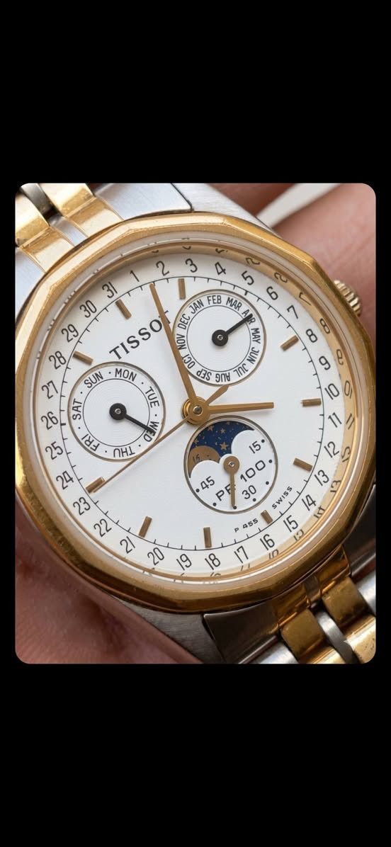 السلام عليكم 
#Tissot_Moonphase_PR100 .
#تيسو
إنتاج سويسري  Swiss Made 
قديم 1989 Vintage فينتج
مون فيس 
(Moonphase)
Calendar .
تقويم ثلاثي مع أطوار القمر .
Two
Tone ثنائي اللون ذهبي بستيل مع زجاج
زفير مقاوم للخدش ومقاومة لضغط الماء حتى عمق 100متر
دي ديت سنتر لعرض ايام الاسبوع وسنتر لعرض أشهر السنة مع سنتر ثواني منفصل ونافذة لعرض اطوار القمر و ميل مؤشر لعرض ايام الشهر .
قطعة كلاسيكية 
فريدة ونادرة .
الأبعاد 31 - 36
قطر ناعم كلاسك 
نظافة تامة مخزنة كل الجديد .
التواصل خاص لطفا لطفا  .


**إذا كنت صاحب هذا الإعلان وتريد حذفه لأي سبب، رجاءا أرسل رسالة إلى الدعم الفني**