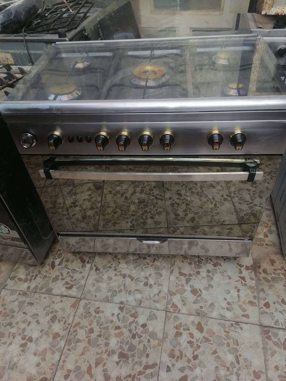 طباخ نوعيته فريش مصري ٥ مشاعل فرن دكمتين باب اول استيل اصلي ثقيل شبيه جديد شرط أو شغال على فحص للبيع ***********
