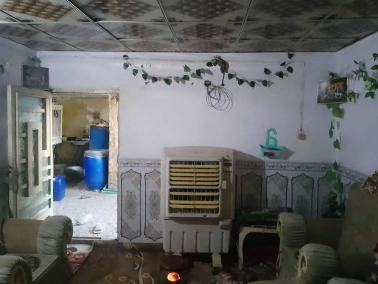 السلام عليكم بيت بلديه البيع معامله كامله باقي على التقيم يتكون من غرفتين وصاله واستقبال وطارمه وسطح خارجي مكان البيت حي العامل قريب مول الباقر قريب المدارس مال البنات ***********
