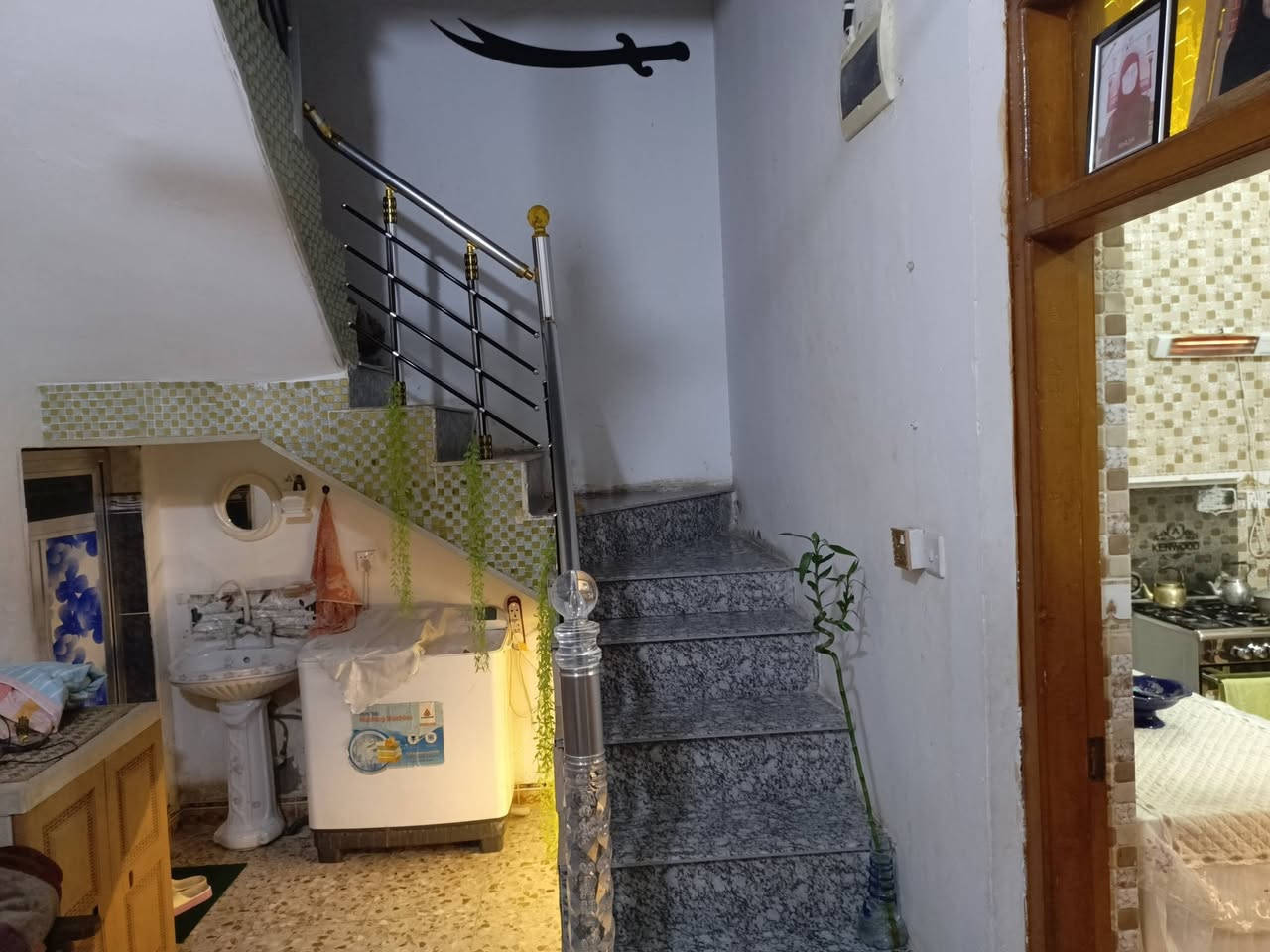 السلام عليكم مشتمل للبيع المساحه ١٠٠ مربع ١٠×١٠ غرفة نوم وستقبال ومطبخ وهول وصحيات طابق واحد عرض الشارع ١٠ خدمات كامله الخاجية شارع اربعين اول شارع من تعبر التقاطع بصف الركن السعر مناسب جدا بسمي مامطلوب اي شي ***********
