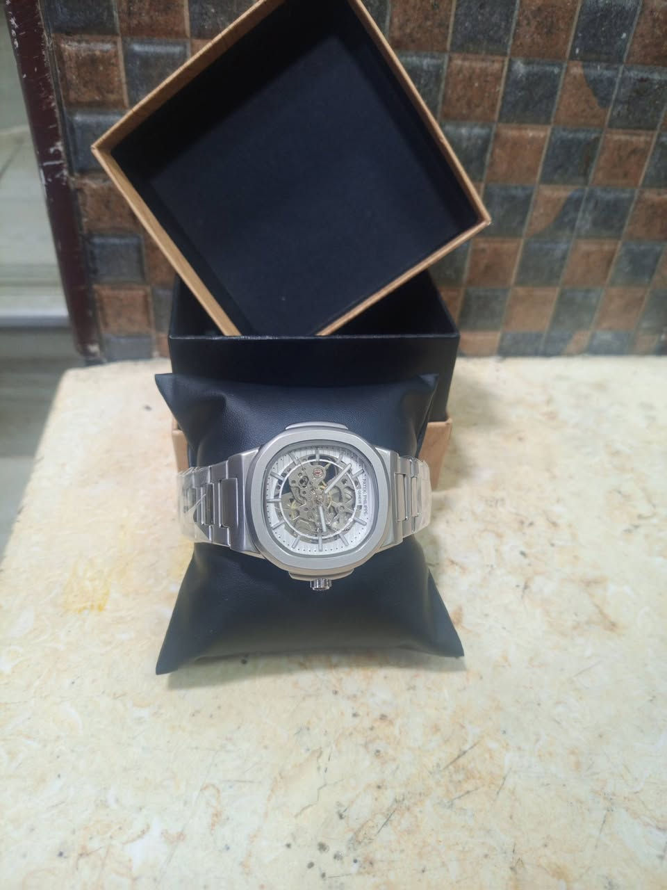 ساعات للبيع ماركه اصليه سعر الوحده 25 توصيل 5 داخل بغداد الي يريد يتصل عله الرقم بي وتساب ***********
