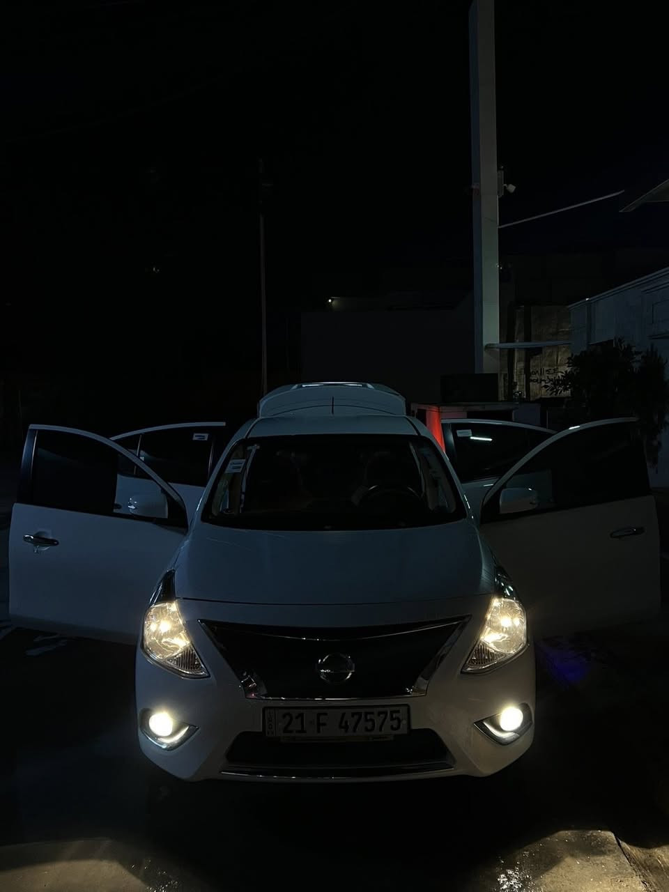 نیسان سەنی.
مۆدێل(٢٠٢٥).
٢٠،٠٠٠ڕۆشتوە.
نمونەیە لە پاکی. 
کلین تایتلە.
کەفالەعامە.
ڕەقەم و سەنەوی تازەیە بە شەرت تەحویل عام.
نرخ(١٣٣)وەرەقە مەجالێ برایانەی تێیە.
ژمارەی موبایل.
***********
