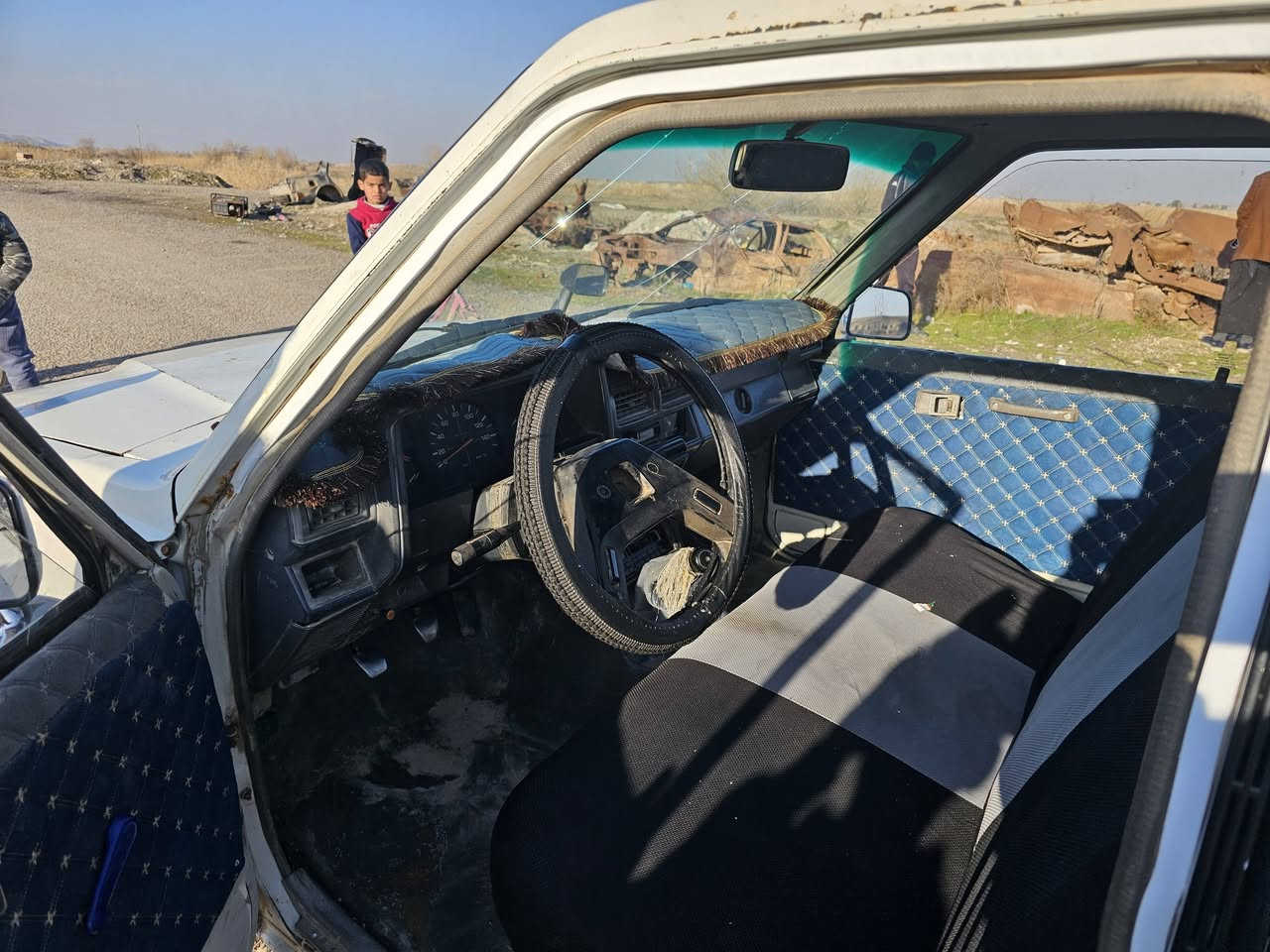 سلام عليكم بيكم للبيع موديل 1985 كير محرك اكسل خير من الله تايرات نص عمر صدر زين السياره مسجله بغداد صدامي بس ما اندل صاحبها ابيع بدون صاحب ابيع مكفوله من  دوله وعشائر السعر 20وبيها مجال  للستفسار اتصل عل رقم ***********
