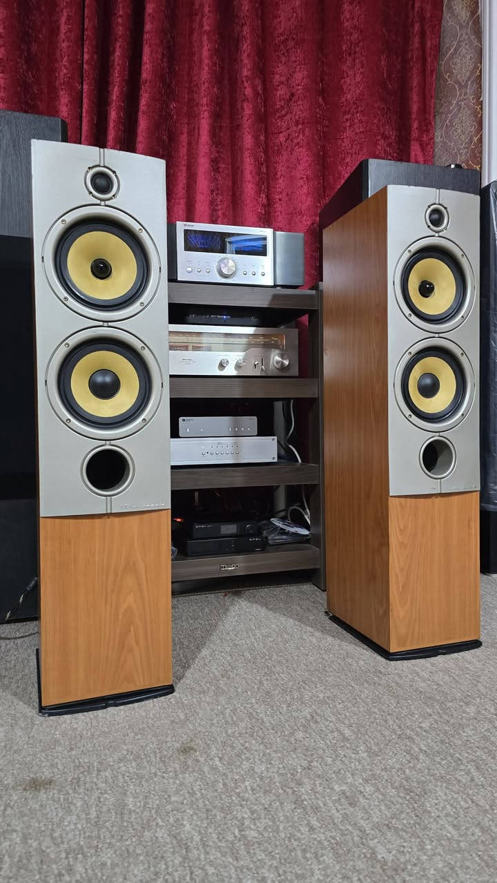 سماعات Wharfedale Diamond 8.4 تعتبر من السماعات البريطانية المشهورة  وصوتها معروف بالدفء والباس الممتلئ.
Wharfedale Diamond 8.4
المواصفات
التصميم: Bass Reflex
النظام: 3-Way
التردد: 30Hz – 20kHz 
المقاومة: 6 Ohm 
قدرة الأمبليفاير المناسبة:   150 واط 
التويتر: 25mm Soft Dome
الميدرنج: 6.5 إنج Kevlar
الووفر: 6.5 إنج Kevlar 
الأبعاد:
الارتفاع: 90 سم
العرض 21.3 سم 
عمق 30 سم
طبيعة الصوت
الصوت دافئ ومريح للاستماع الطويل.
الباس قوي وعميق مقارنة بحجمها.
الميد ممتاز للأغاني والأصوات البشرية.
التريبل ناعم مريح 
السعر 290 الف


**إذا كنت صاحب هذا الإعلان وتريد حذفه لأي سبب، رجاءا أرسل رسالة إلى الدعم الفني**