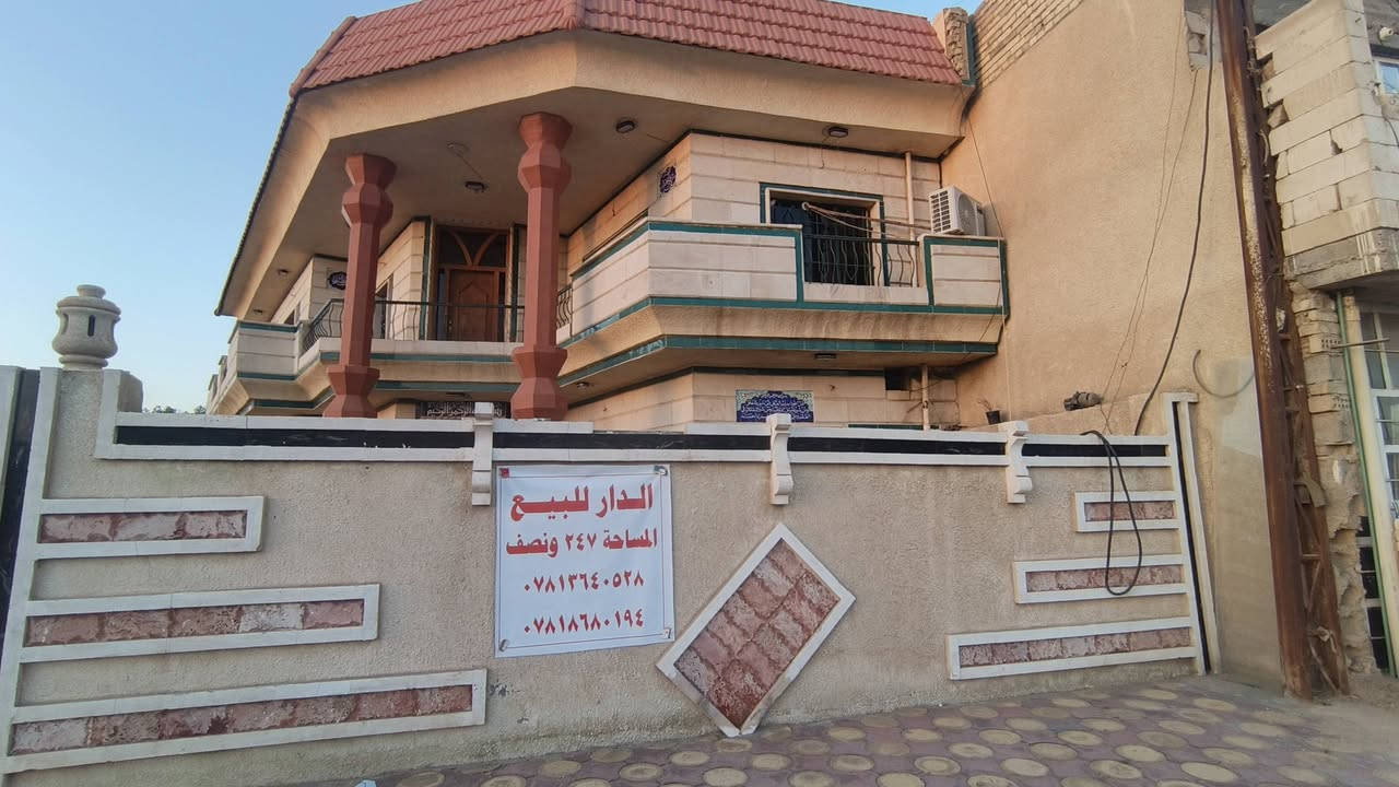 السلام عليكم
دار للبيع ملك صرف المساحة ٢٤٧ ونص متر
يتكون من 
٤ غرف نوم 
صحيات عدد ٢
استقبال كبير 
حولي كبير
مطبخ كبير 
ركن على شارعين + تشجير امام الدار 
قرب جسر القناه الجديد حي البساتين سبع ابكار 
الاسفسار اكثر  الاتصال على ***********

