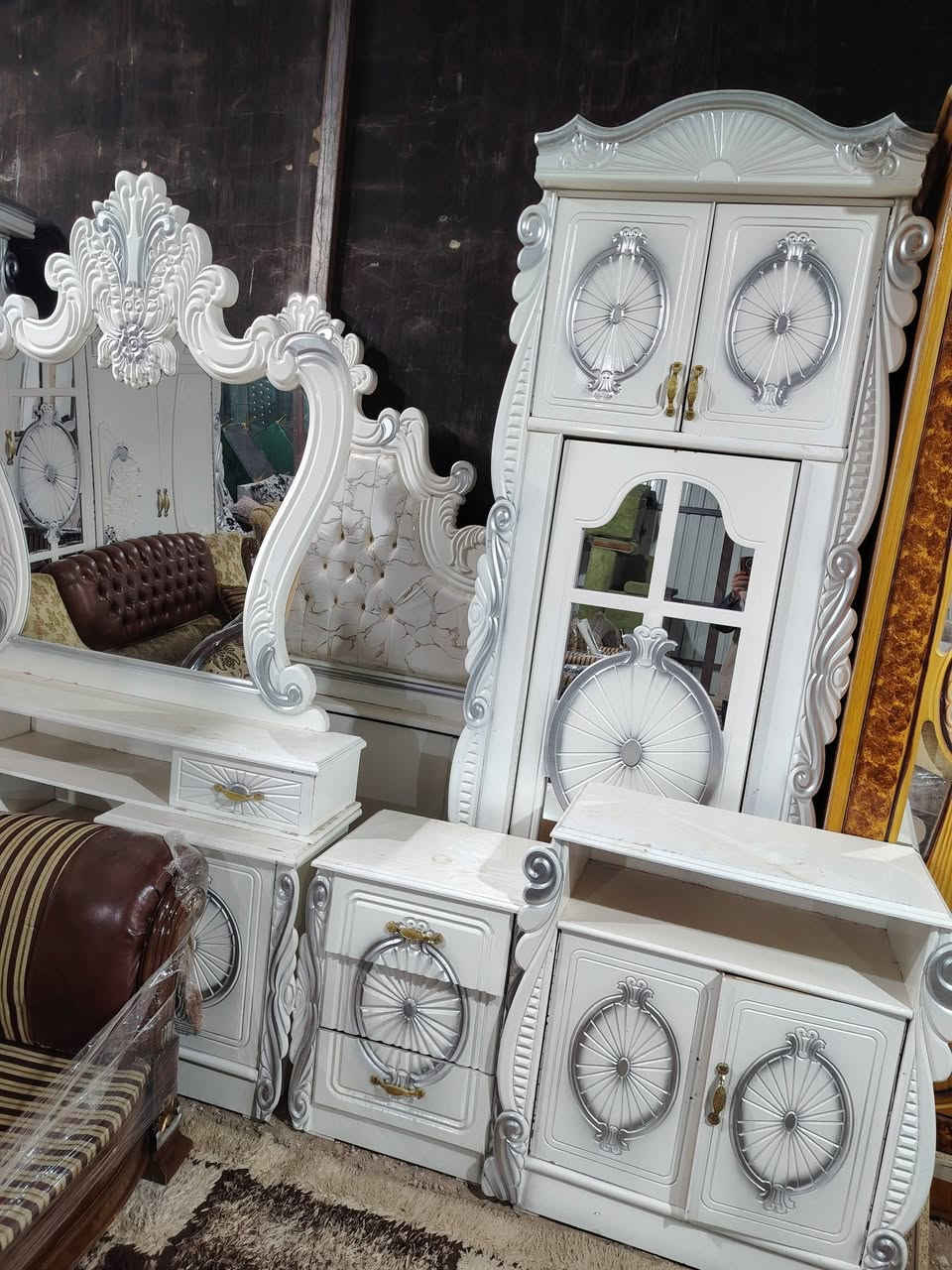 لبيع وشراء الأثاث المستعمل والجديد ومراوس كاطون مدخل الرازي شارع السايدين بدايه المدخل قرب المجسر نشتري كافت الأثاث المنزلي ولمكتبي وغرف نوم تركي صاج عراقي للاستفسار هاتف وتس اب ***********
