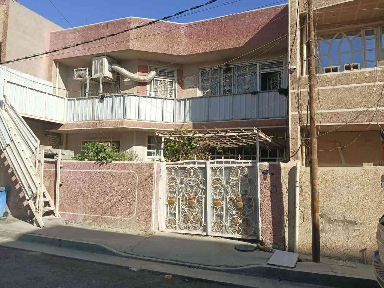 سلام عليك الدار للبيع مساحه 200 متر الثعالبه بل 11 قريب ع شارع العام ارضي ومشتمل معزول  . للتصال ع الرقم ***********
