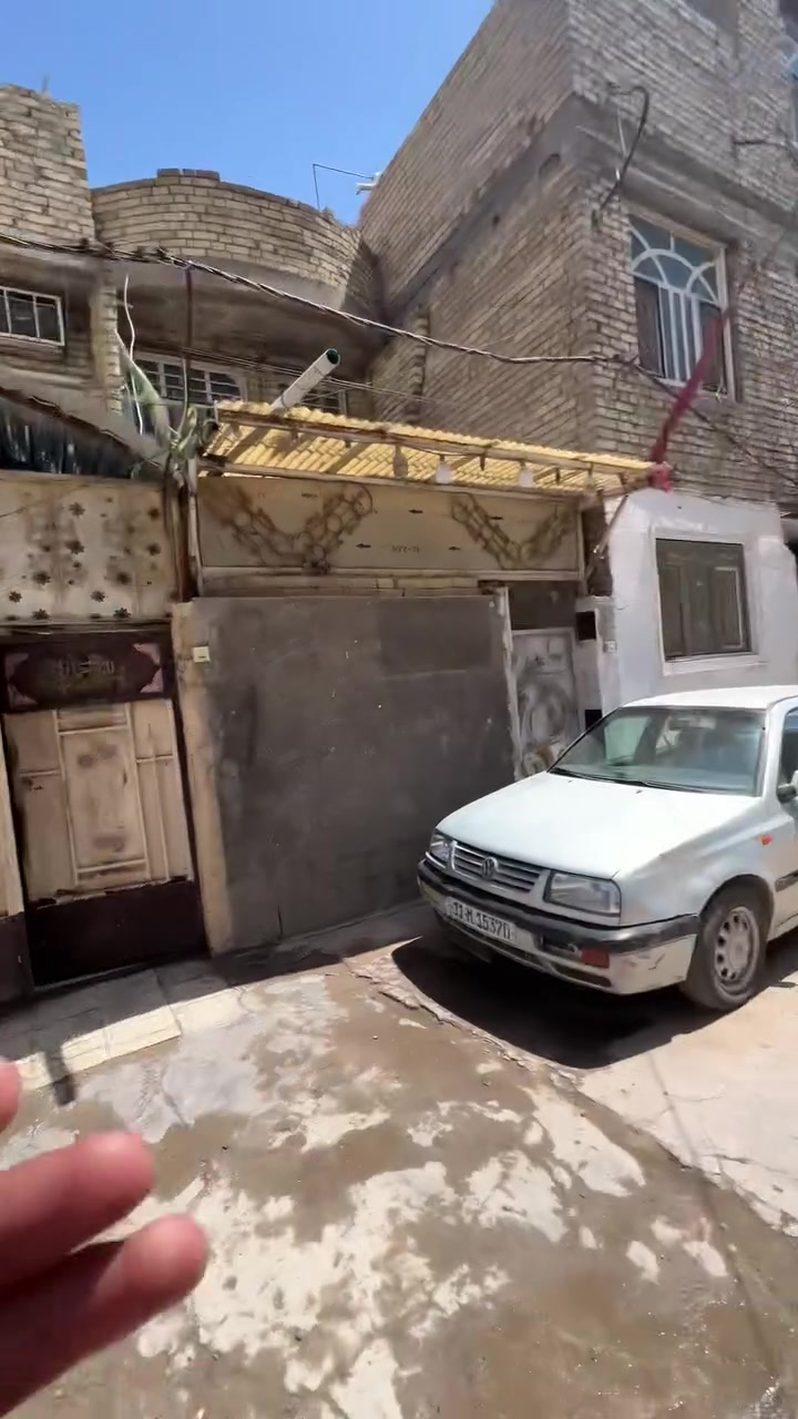 دار للبيع في الشعب نهاية الفورتات قرب مستشفى الزهراء الاهلي 
طابو صرف السعر 125 وبي مجال 
الاستفسار علئ رقم ***********
