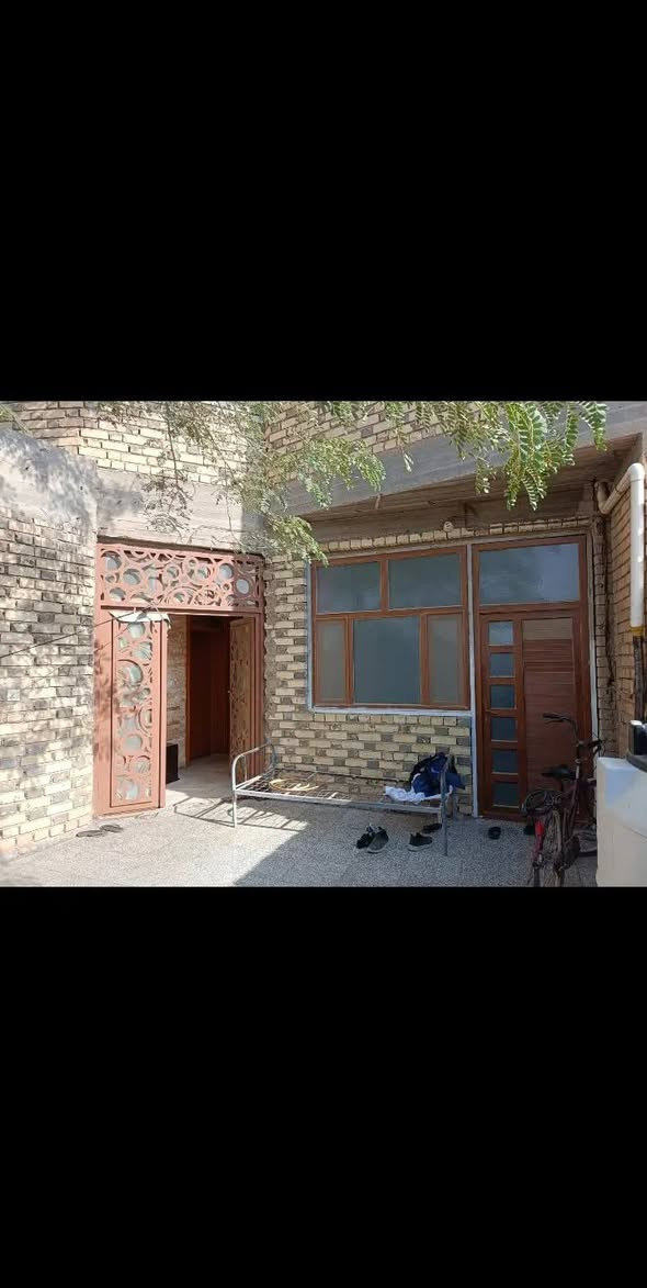 قطعة ارض  1000 متر  ركن ومن ضمنها دار  200 متر  بناء كلاهما بسعر  مناسب ب ١٩٠ مليون فقط يبعد عن فلكة الدلال  وجسر الكوفة تقريبا 600 متر فقط نوع القطعه طابو زراعي تفاصيل البناء غرفتين 4في5 ومطبخ 4في5وصالة6في5 واستقبال.  ٦ في ٥ .٥ بنيان جناي 
وحمام 2.5*3.5 وكراج وتواليت خارجي
ومتوفر خدمات ماء وكهرباء قرب التبليط
وللاستفسار هذا رقم صاحب الدار ***********        وبي واتساب النجف, العراق
