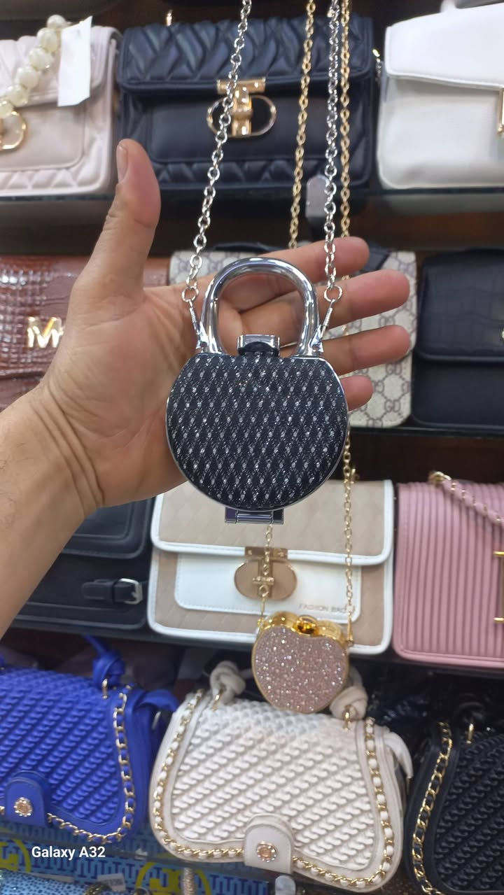 جنطه صغيره 
داخل مرايه


**إذا كنت صاحب هذا الإعلان وتريد حذفه لأي سبب، رجاءا أرسل رسالة إلى الدعم الفني**