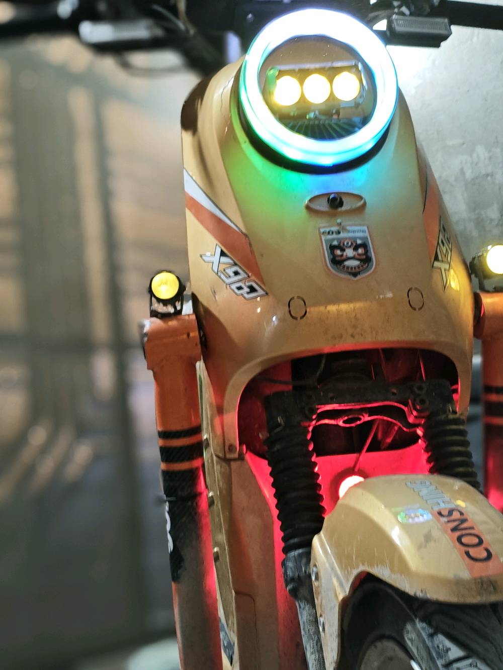 دراجة كهربائية موديل X96 جاهزة للبيع. تمتاز بأضوية LED ملونة تعزز المظهر العصري والجذاب. مناسبة للمشاوير اليومية وتتميز بالكفاءة في استهلاك الطاقة وهدوء الأداء. الدراجة بحالة جيدة جداً وتنتظرك لتكون رفيقك في الطريق.