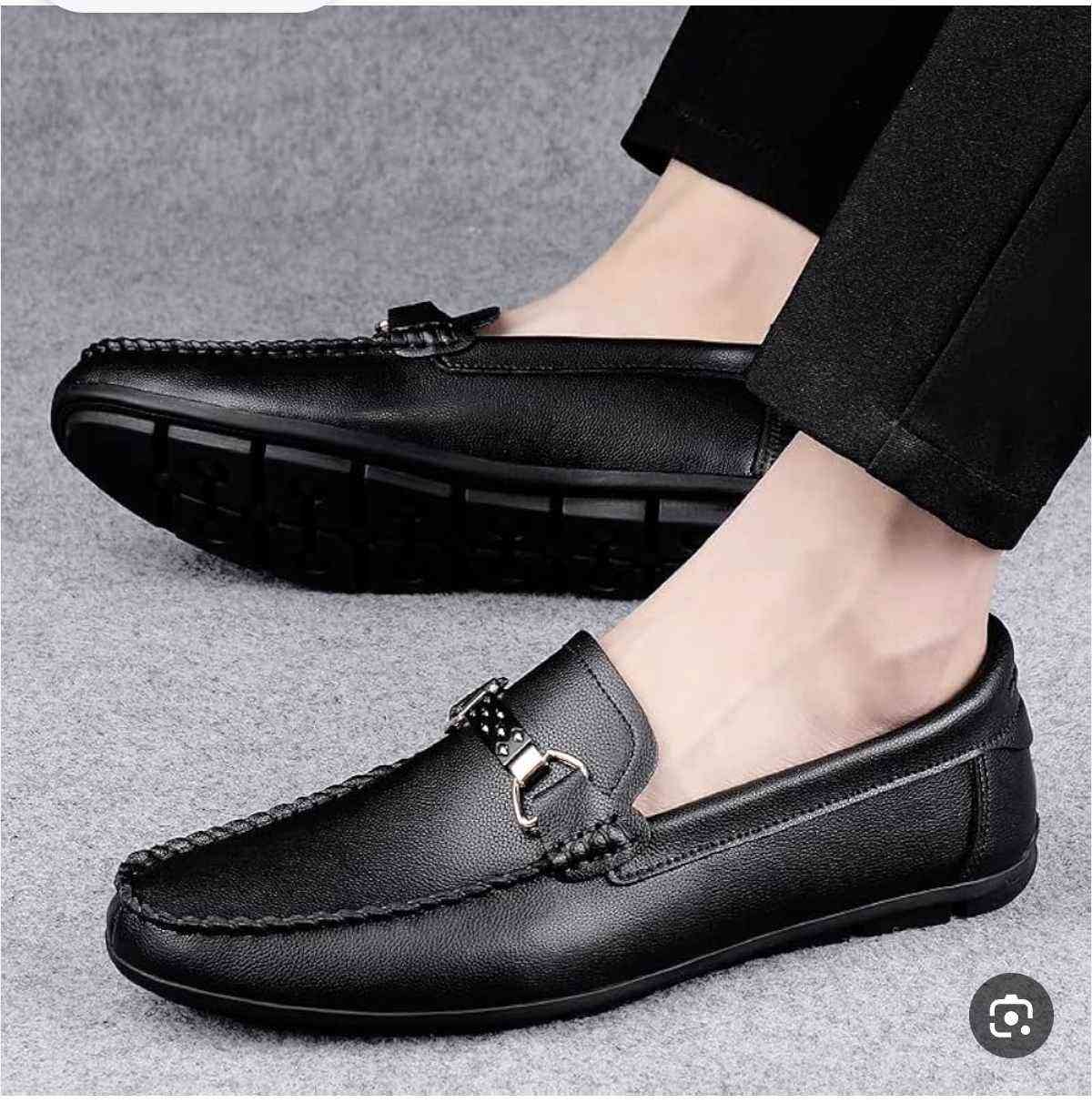 حذاء لوفر (Loafer) رجالي كاجوال مصمم خصيصاً للقيادة والمشي والمناسبات اليومية.الميزات والمواصفات الأساسية:التصميم: يأتي الحذاء بلون أسود كلاسيكي مصنوع من الجلد  ذو الملمس البارز (Textured Leather)، ومزين بإكسسوار معدني أنيق في المنتصف باللونين الأسود والذهبي.الراحة والوزن: يتميز بوزنه الخفيف جداً ومرونته العالية، مما يجعله مريحاً للاستخدام الطويل والعمل.الخياطة الدقيقة: تظهر خياطة بيضاء بارزة ومتقنة على طول الحواف الأمامية، مما يمنحه مظهراً يجمع بين العصرية والكلاسيكية. أربيل, العراق


**إذا كنت صاحب هذا الإعلان وتريد حذفه لأي سبب، رجاءا أرسل رسالة إلى الدعم الفني**