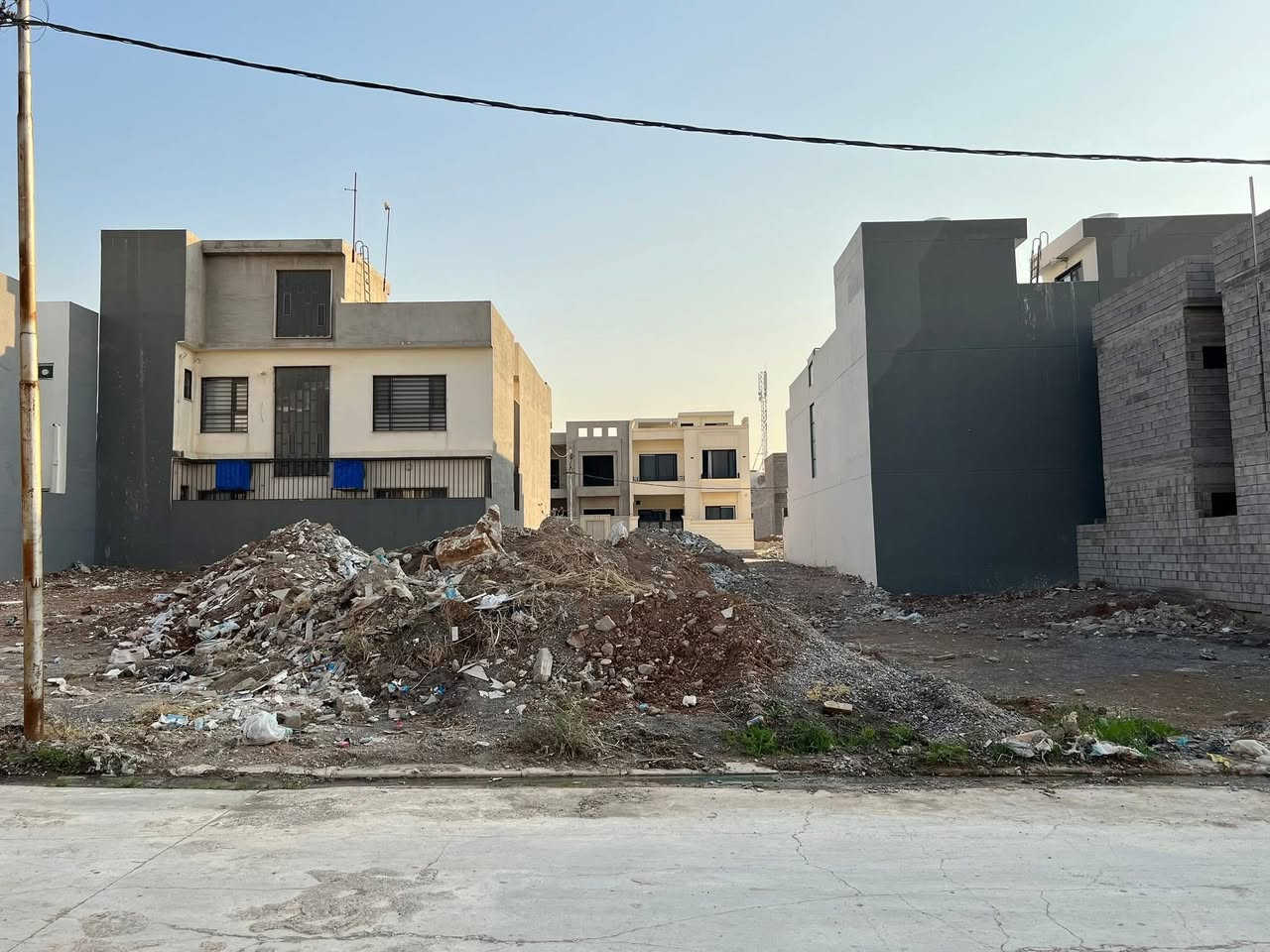 #عروض_عقارات_الحيدر

حي التعليم مجمع النور السكني 

قطعتين متجاورات للبيع مساحة كل وحده 240 م والواجهه 12 اتجاه شمال 
موقع مميز وراقي 
يمكن البيع حسب الطلب قطعه او نص او كلاهما 
للاستفسار اكثر الاتصال عل الارقام التاليه 
***********
***********
***********
