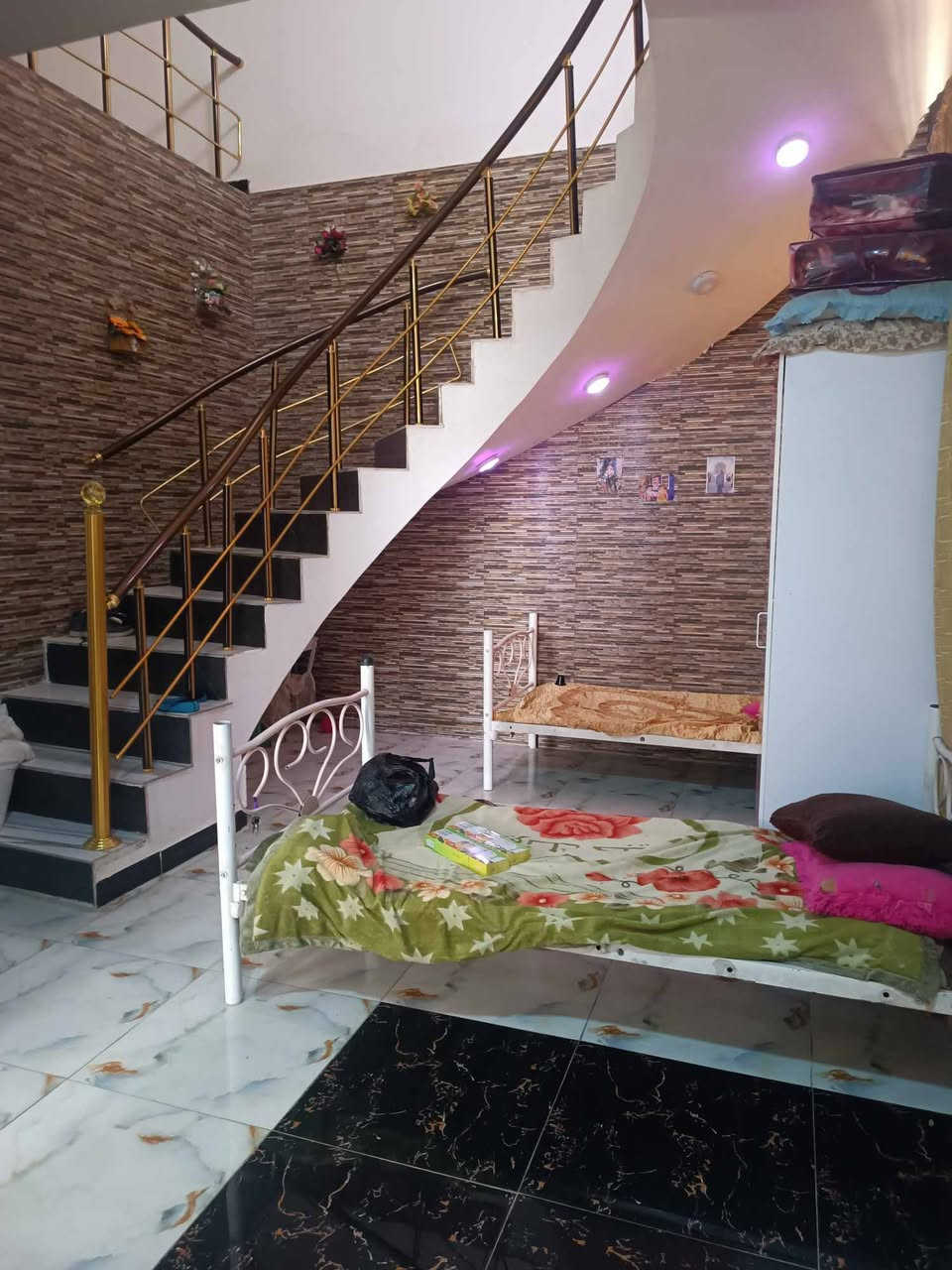 🔴 للـبـيــع – دار سكنية مميزة 🔴
🏡 دار طابو صرف (سند رسمي)
📐 المساحة: 200م²

🏗 طابق واحد – بناء حديث
🔹 تفاصيل الدار:
▪️ غرفتنا نوم واسعة ومريحة
▪️ استقبال أنيق ومميز
▪️ كليدور منظم يربط جميع أقسام الدار
▪️ مجمع صحيات
▪️ حديقة منزلية للاستجمام
▪️ كراج سيارة خاص

📍 الموقع:
محزم (2) – شارع مشروع الماء
📌 مجاور مجمع السلام
🚧 عرض الشارع: 10 أمتار

💰 السعر:
💵 155 مليون دينار عراقي (قابل للتفاوض الجاد)
✔️ البيع نقدًا أو ضمن مبادرة البنك العقاري

📄 الوضع القانوني:
▪️ الطابو باسم شخص واحد
▪️ تحويل مباشر وفوري

⭐ مميزات إضافية:
▪️ موقع ممتاز في حي هادئ وعائلي
▪️ بناء حديث وتصميم عملي
▪️ منطقة مخدومة بالكامل
📞 للاستفسار والمعاينة:
📲 اتصال أو واتساب:
▪️ ***********
▪️ ***********

🏢 لمزيد من التفاصيل أو إتمام المعاملة:
مراجعة مكتب الضمان الواقع في شارع 40 متر – مقابل مدرسة الاعتماد
✨ فرصة حقيقية – سعر مناسب وإجراءات سهلة ✨
