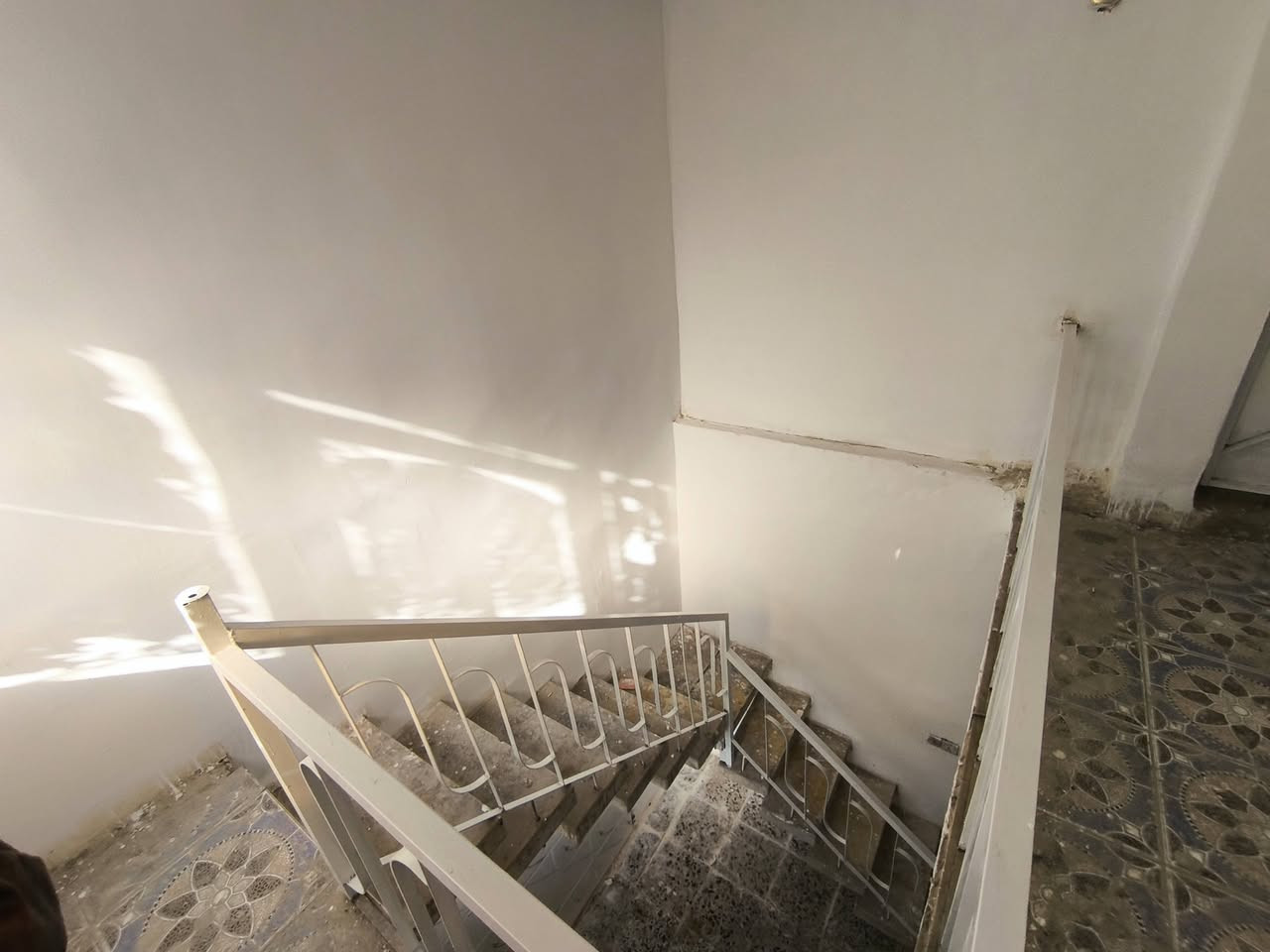 سلام عليكم  بيت البيع منطقه الحسينيه شارع ابو سمير مساحه 75/قاط واحد /البيت نضيف 
الاستفسار ***********كرار
