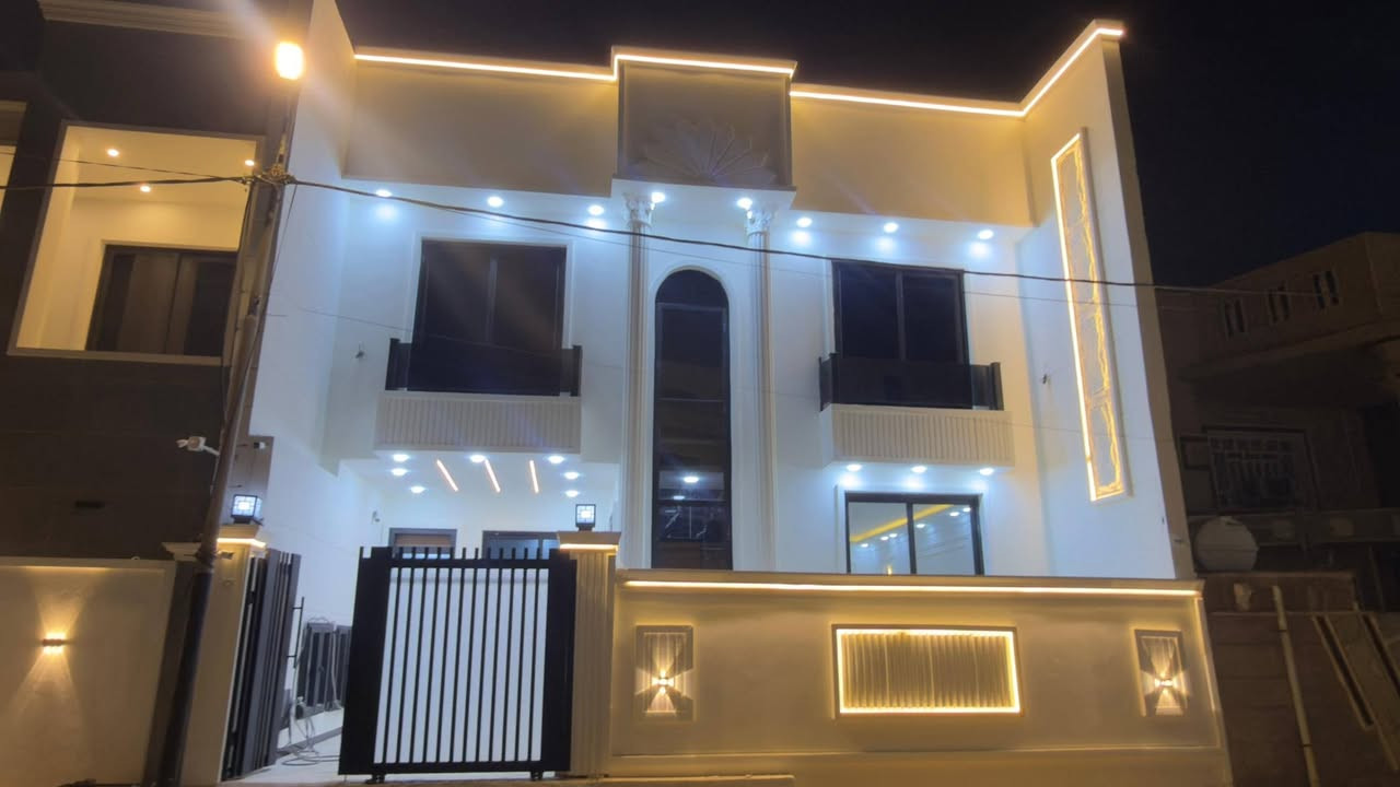 الدار للبيع
📍 الديوانية _حي الجامعة – شارع 20 التجاري – مقابيل المنتزه
📐 المساحة: 200 م
🏢 طابقين – بناء جديدVip
📏 واجهة 10 م × نزال 20 م
✨ تصميم راقي ومساحات مدروسة:
✨4غرف نوم مريحة
✨صالتان فخمة بتصميم عصري
✨غرفة استقبال +مدخل
✨مطبخ حديث بتجهيز كامل
✨كراج سيارة
✨3مجموعات صحية
🏗️ مواصفات بناء عالية الجودة:
▪️ أساسات كونكريت مسلح (رفت) + سقف كونكريت
▪️ بناء طابوق 9 إنج
▪️ حديقه وشالات داخليه
▪️ شبابيك وأبواب ألمنيوم تركي PVC عازل
▪️ أرضيات مرمر تركي فاخر للطابق الأراضي 
▪️ أرضيات بورسلين للطابق الثاني
▪️ أبواب خشب تركي أصلية + أبواب قاصة
▪️ جبس بورد نقشات مغربية مع سحبات 
▪️ منظومة كاميرات مراقبة حديثة
▪️ منظومة غاز متكاملة
▪️ خط مولد كهرباء
▪️ ماطور ماء + خزان ماء+سخان ماء
▪️ صحيات ومغاسل حديثة
▪️ سيراميك لوح مطبخ صحيات
💎 مميزات العقار:
✔️ بناء حديث – غير مسكون
✔️ تشطيب موديل عصري
✔️ موقع ممتاز 
✔️ جاهز للسكن الفوري

📞 للاستفسار والمراجعة:
مكتب المحيط لبيع وشراء العقار – الديوانية
📍 الشارع الحولي – خلف جامعة القادسية – قرب غسل غريب الطوس

☎️ الاتصال:
***********
***********

📲 واتساب متوف

