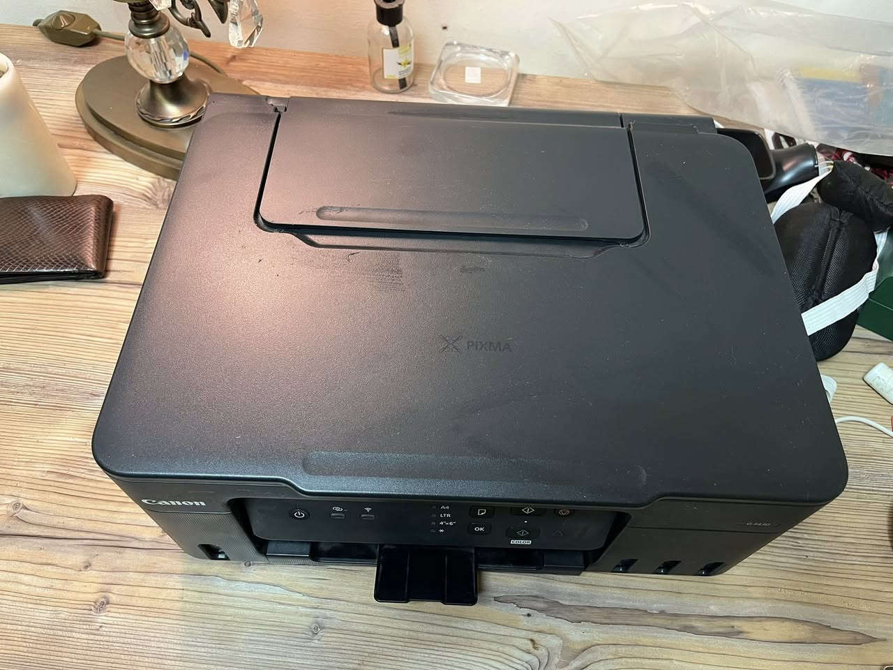 نظام ميجا تانك الأصلي من كانون: توفير هائل في تكلفة الحبر!�طباعة حتى 6000 صفحة أسود و 7000 صفحة ملون بحوالي 10-15 دينار فقط لتعبئة كاملة! (وداعاً للكارتريدج الغالية!)
•  3 في 1: طباعة + مسح ضوئي + نسخ – كل شيء في جهاز واحد صغير وأنيق.
•  لاسلكية Wi-Fi: اطبع من الجوال أو اللاب توب بدون وصلات، تدعم تطبيق Canon PRINT والطباعة السحابية.
•  جودة طباعة عالية: حتى 4800 × 1200 dpi – صور فوتوغرافية ووثائق واضحة وحادة.
•  سرعة جيدة: ~11 صفحة/دقيقة أسود، ~6 صفحة/دقيقة ملون.
•  حامل ورق كبير: 100 ورقة، مناسب للاستخدام اليومي في البيت أو المكتب الصغير.
الحالة: مستعملة بحالة ممتازة جداً (نظيفة، بدون أي عيوب، تعمل 100%)، الخزانات ممتلئة تقريباً (أسود + ألوان كثيرة باقية)، عدد الصفحات المطبوعة قليل نسبياً.

السعر 80 قابل للتفاوض البسيط


**إذا كنت صاحب هذا الإعلان وتريد حذفه لأي سبب، رجاءا أرسل رسالة إلى الدعم الفني**