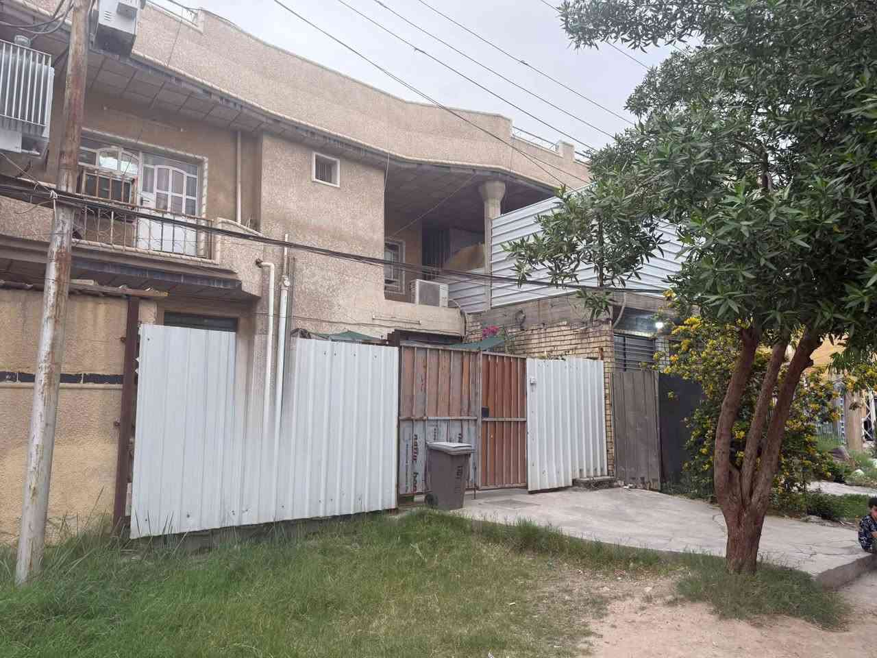 دار 200 متر للبيع مكونه من دارين واجه 13ونص ونزال 15 على شارع 20م تجاري حي الجهاد الرفاق شارع مركز النجده هاتف *********** صاحب الدار
