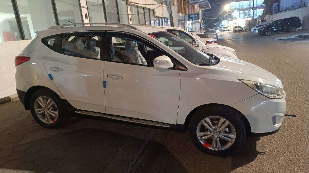 توسان مديل 2010 رقم اربيل الماني 
مواصفات سياره 
تحكم استيرن جهتين
أشاير بلمري،،شاشه لمس وكامره خلفيه 
4 دسك ،،محرك 2000دوش لابخار ولاتنقيص 
سياره جاهزه مكينه كير تبريد حداديه مال جنيان
خليجيه بيه قطعتين صبغ ,,,السعر 127ورقه
 استفسار أكثر الاتصال على الرقم *********** النجف, العراق
