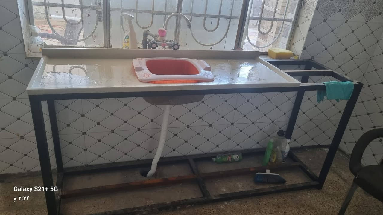 ميزين حديد للبيع 
ميز سنگي سطح مرمر صناعي مترتين عرض 
وميز خزن رفين والثالث سطح مرمر صناعي 
مكانهن حلة 
***********
