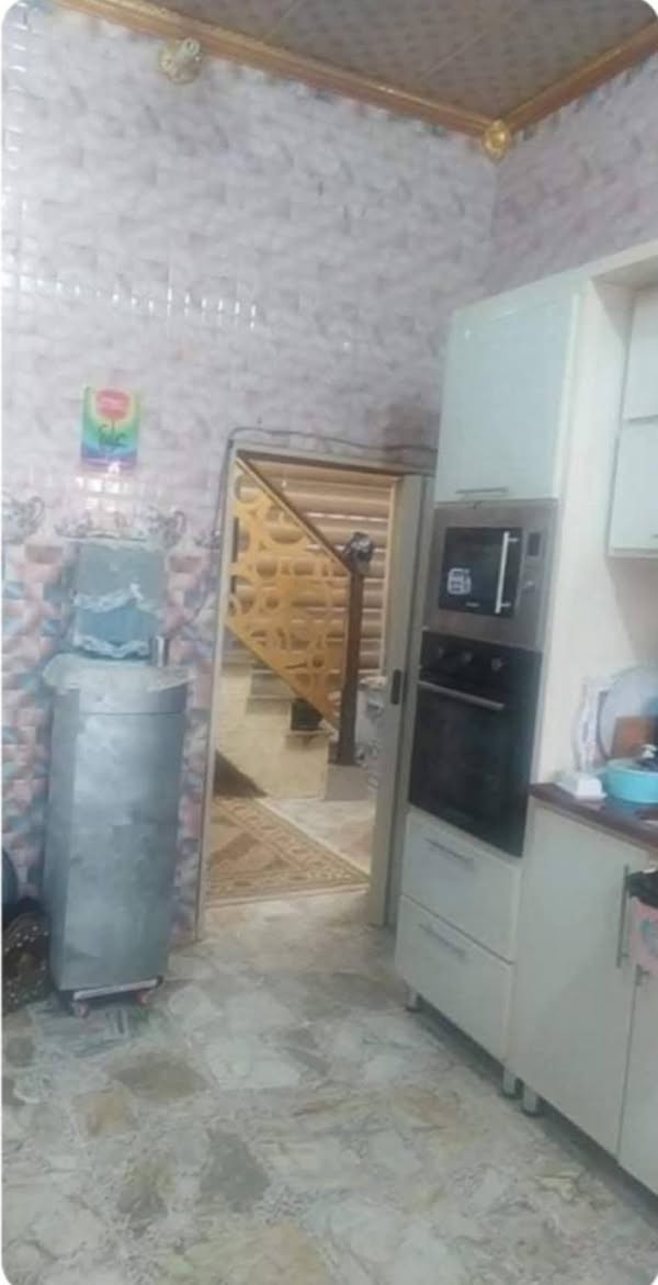 بيت للبيع بلمهيديه مقابل شقق الشموخ 
بناء طابوك كونكريت 
طابق واحد استقبال مطبخ صاله صحيات غرفه وحده
مساحة البيت 105
اضافه خزانات كيزر ماطور ثريات
وسعره 65 
لتواصل مع صاحب البيت 
***********
