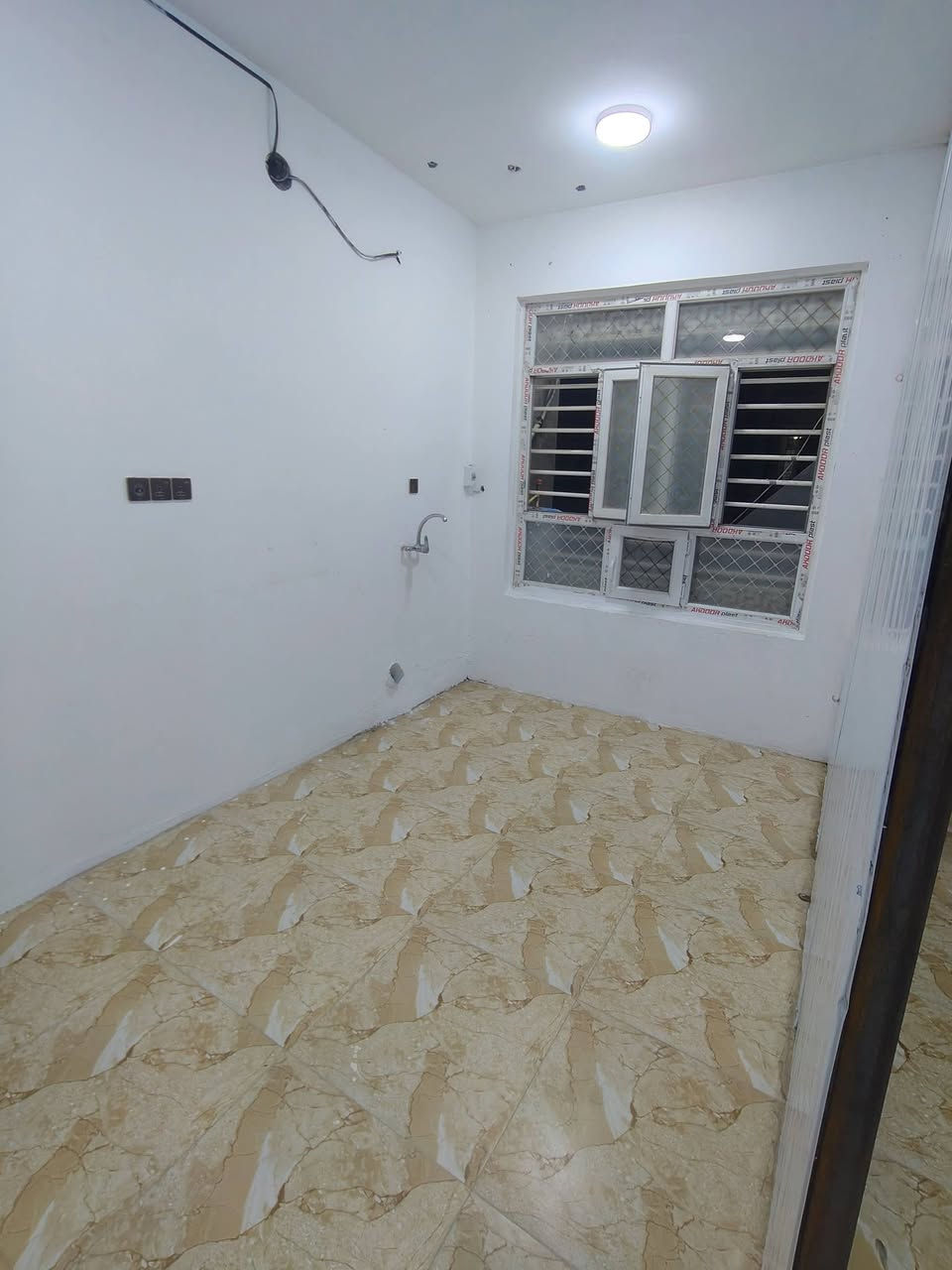 السلام عليكم
بيت طابق ثاني للايجار
الموقع سبعه نيسان قرب الكليه الاساسيه 
يحتوي على غرفه نوم و حمام و صاله و استقبال و مطبخ 
البيت بناء جديد  
السعر 350 وقابل للتفاوض 
للاستفسار الاتصال على الرقم ***********
