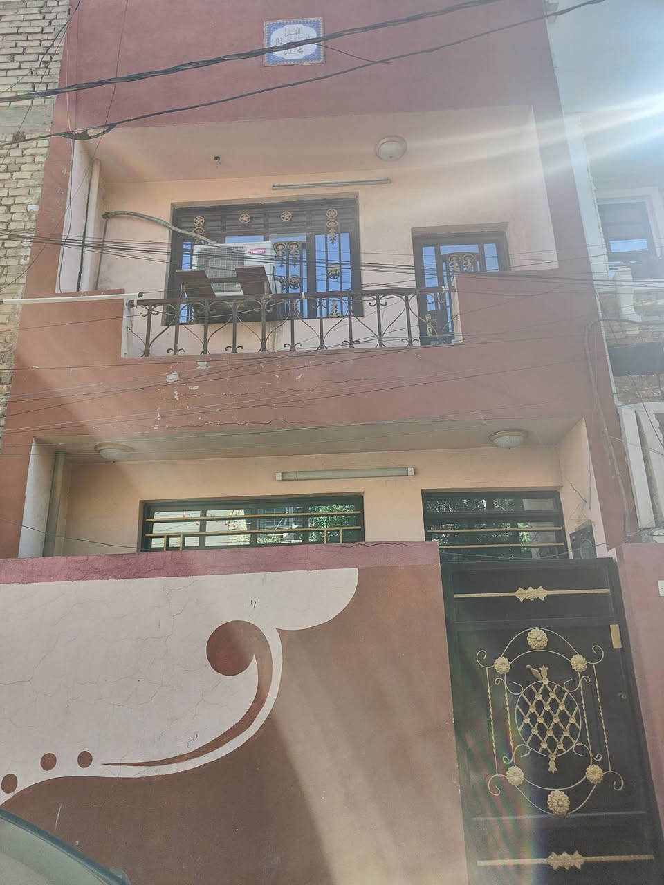 السلام عليكم  مشتمل 50 م الواجهة 5 والنزال 10 طابقين بناء 2015 طابوا ملك صرف العنوان ال 100 دار  قبل المعالف مقطع البيت من الداخل موجود بالمنشور   الطابق الاول صاله او مطبخ او منور او خدمات الطابق الثاني 2 غرف نوم  /سطحين سحطح  مخزن او سطح عادي السعر 110 او بي مجال   ‏‪0776 556 8308‬‏
