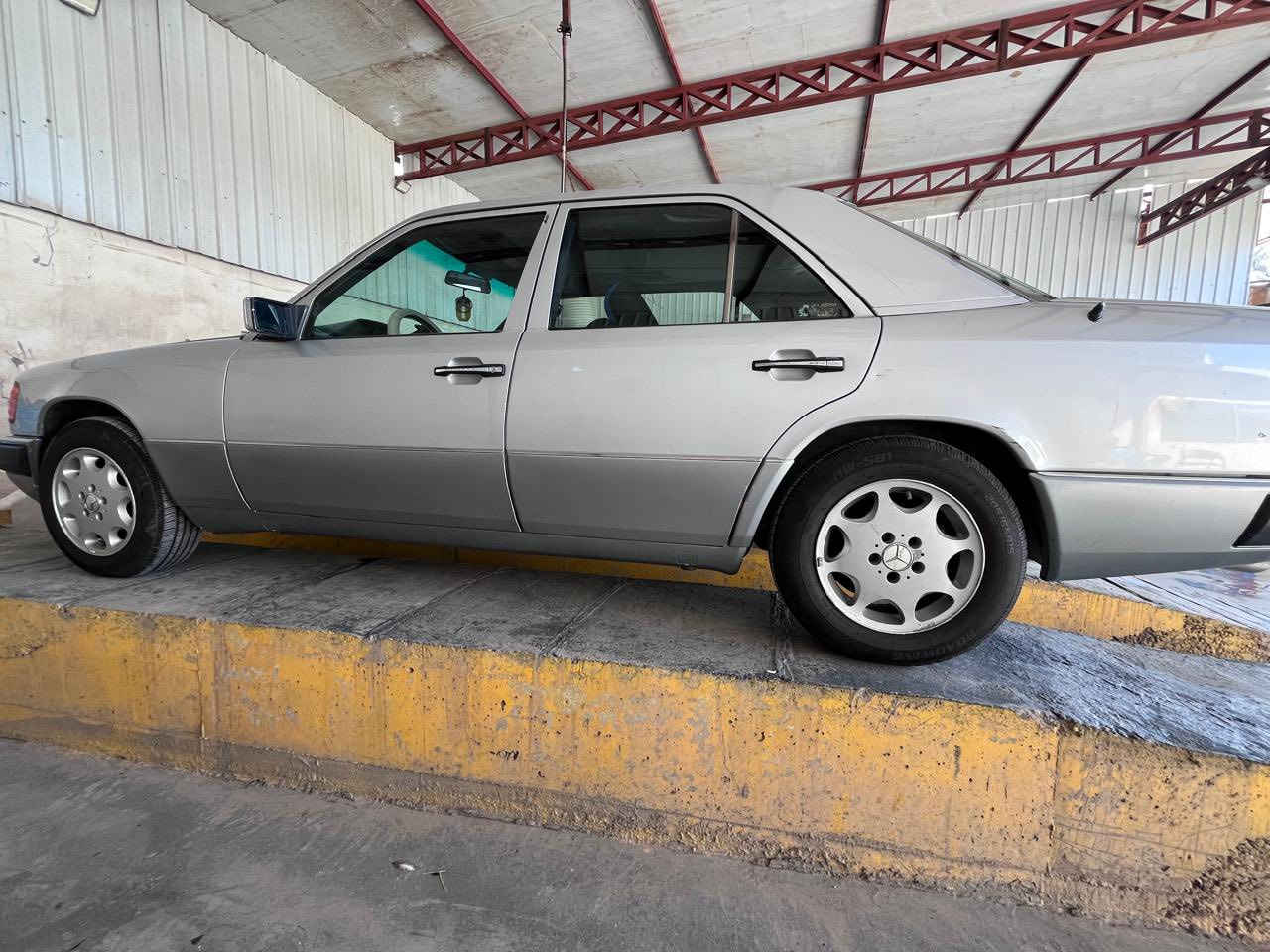 السلام عليكم 

مارسدس دب 1991 
رقم انكليزي بسمي تحويل مباشر

 ((لاضربه ولا صبغ بلاد من الدعاميه للدعاميه)) كهربائيات مملعوب بيهن ع ضفيرتها البلاد 
جام ليبل واحد 
فتحة سقف 
هوك خلفي 
جام كهرباء امامي فقط 
كشن كهرباء 
حداديه كامل مكمل امامي خلفي100% ربع متصرف عليها 
سيرفر كامل للمكينه 100%
مكينه عنكبوت كفاله ع الملم 
تبريد شغال 
عوزها صبغ والفتحه لازايد ولا ناقص غير شي خسار 

السعر / 79 بيها مجال بسيط 
مكاني كربلاء 
*********** 
***********
