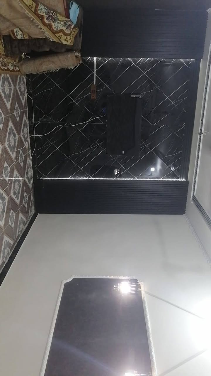 بيت بحي الحكيم 180متر علا شارعين شارع مجمع الضلال وشارع بني تميم فرعي غرفتين وهول ومطبخ وستقبال السقف صب الرضيه سيراميك مسجل بلديه 
السعر 32 بيه مجال بصيط 
الستفسار ***********
