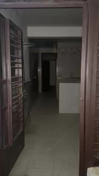 شقه للايجار طابق الاول تحتوي على استقبال ومطبخ وغرفه نوم وخدمات ايجاره...