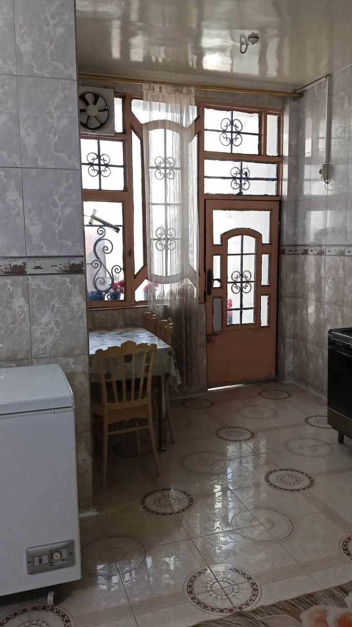 ❤️ فرصة استثمارية نادرة ❤️
🏢 عقار تجاري مميز للبيع – ملك صرف
🔹 الموقع:
بناية بيت تجارية في منطقة المتميزين
بين دور العمال والزهراء
📍 على الشارع الرئيسي مباشرة – موقع حيوي عالي الحركة ومثالي للاستثمار
🔹 المساحة:
▪ المساحة الكلية: 260 م²
▪ الواجهة: 10 م
▪ العمق: 26 م
🔹 تفاصيل العقار:
العقار عبارة عن بناية من طابقين بتصميم عملي واستثماري ممتاز:
🔸 الطابق الأرضي:
✔ محلات تجارية مؤجرة/قابلة للتأجير
✔ بيت سكني متكامل يتكون من:
3 غرف نوم
صالة استقبال
مطبخ
هول
صحيات
🔸 الطابق الثاني:
✔ شقة سكنية متكاملة تتكون من:
3 غرف نوم
مطبخ
هول مفتوح
صحيات
🔹 مميزات العقار:
⭐ موقع تجاري ممتاز
⭐ واجهة على شارع رئيسي
⭐ مناسب للاستثمار أو السكن مع دخل شهري
⭐ بناء مرتب ومساحة عملية
⭐ ملك صرف وجاهز للبيع
📞 للاستفسار والمعاينة:
📱 ***********
او تتفضل عندي الخاص مفتوح !!
