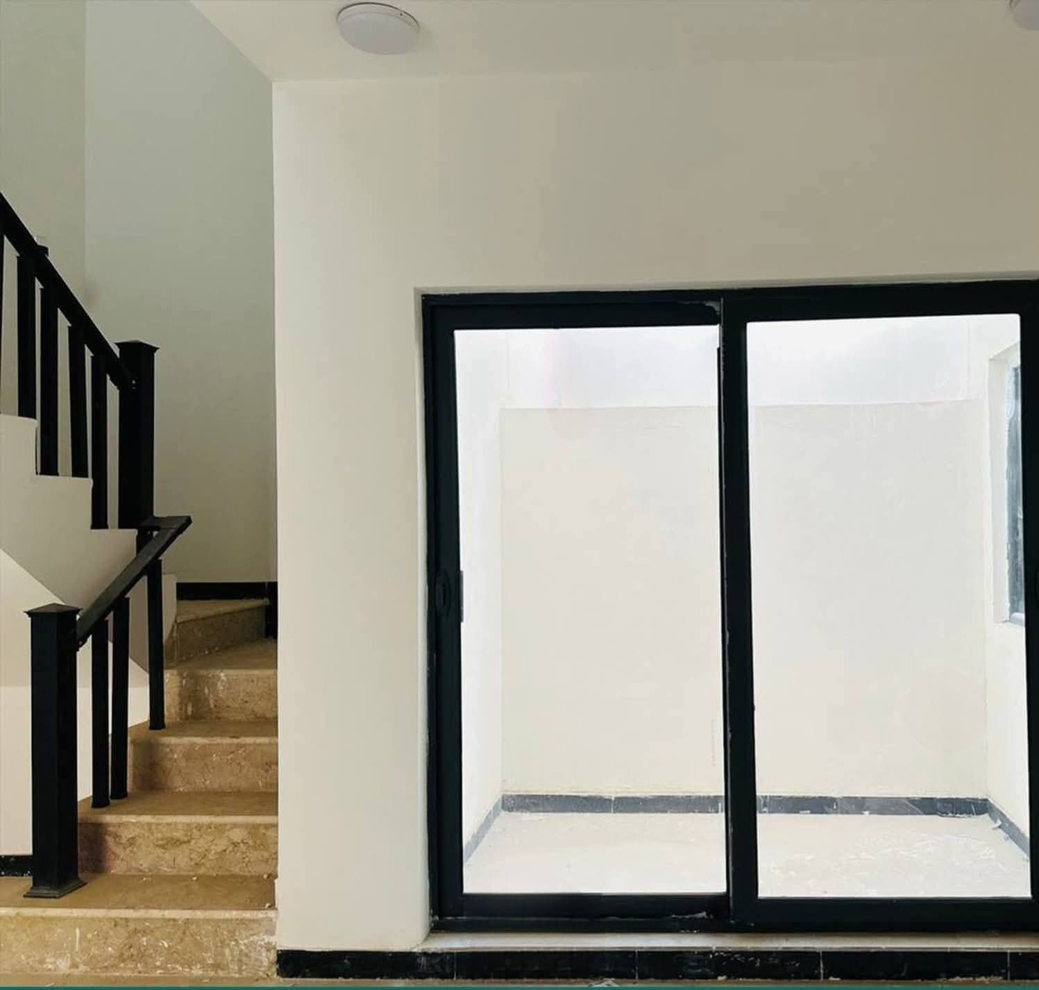 السلام عليكم
بيت في مجمع الزهراء المساحه 300 طابقين 
 مكتمل وغير مسكون ( بنظام البناء الحديث 2025 )

الطابق الاول /
 استقبال + غرفتين + صحيات عدد 2 + منور + حمام + مطبخ + حديقه + كراج سياره واسع

الطابق الثاني/
 غرفتين سويت ( كل غرفه حمام وبالكونه )

- السعر المطلوب باليد 170
مطلوب عقاري 92
(علماً ان السعر بالمجمع 250 والاستلام بعد سنة ونصف)
***********
