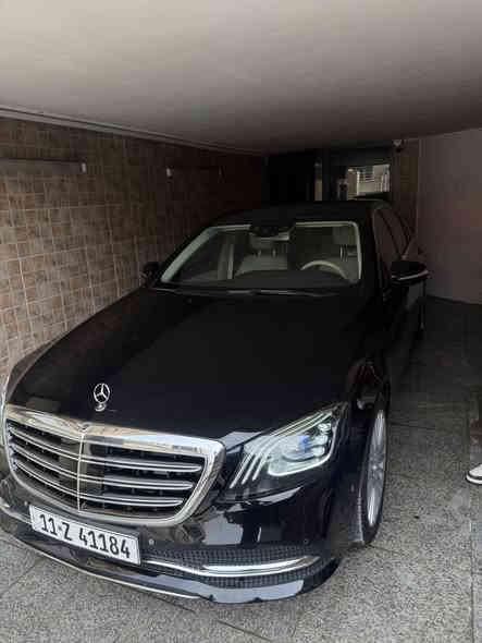 لعشاق الفخامة ( مارسيدس خليجي ) 
مارسدس / S560 محرك 8 سلندر توين تيربو , لارج باب طويل فول السياره 
موديل2020 
 ماشيه حقيقي (35ألف KM) 
لون اسود  مميز لون الداخل بيجي  
(السياره رقم بغداد) سنوية ب اسمي تنتهي سنة 2029 
السياره حلوه وكامله ومال جناي . 
مكانه بغداد السعر 725
***********
