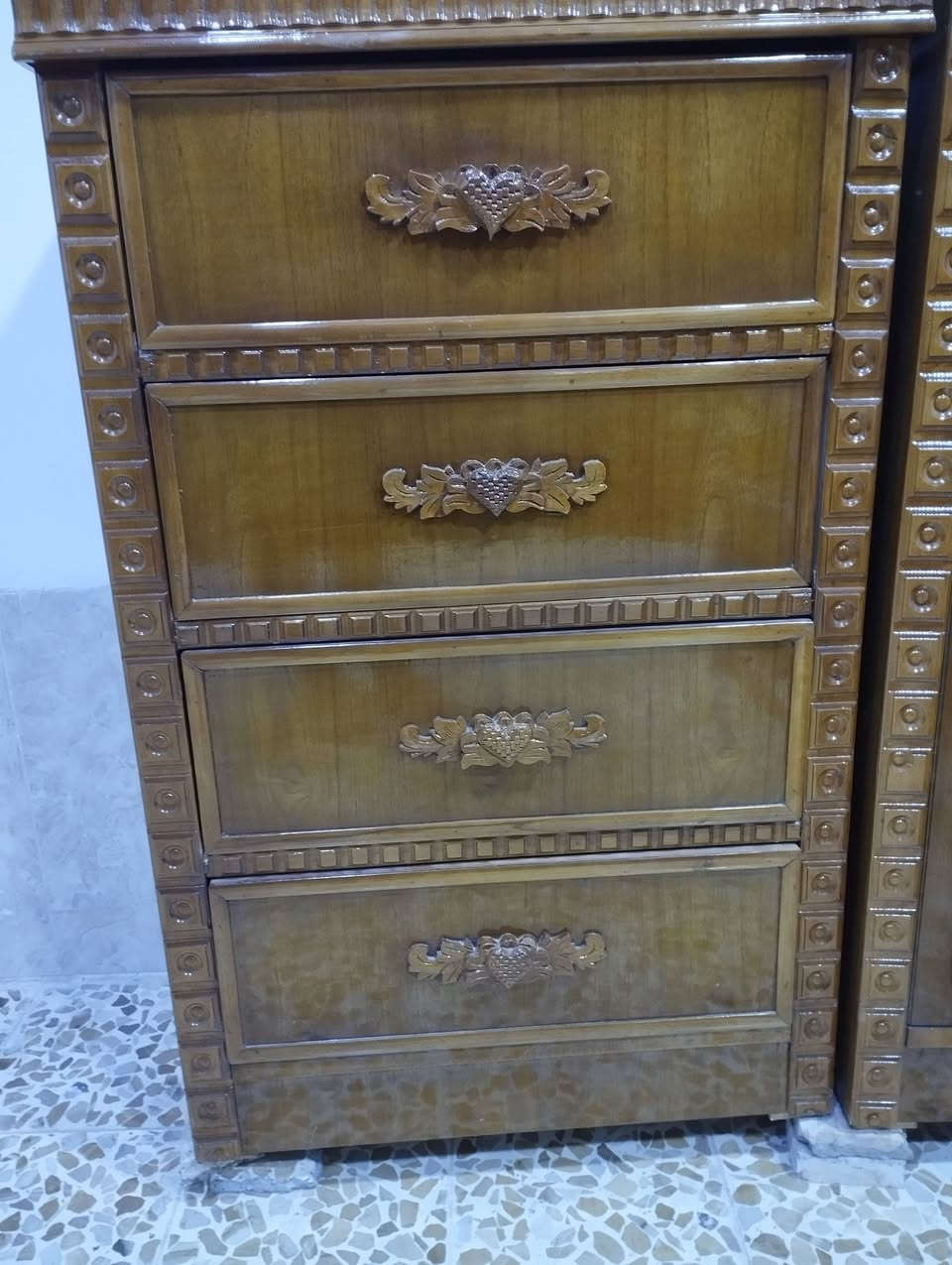 السلام عليكم
غرفة نوم للبيع شرط خشب ثقيل رقم واحد مكون من خمس قطع 
السعر 1450وبيها مجال سعر النقل وبالحقيقة الخشب اجمل من الصورة 
الشراي يتصل هذا رقمي ***********
