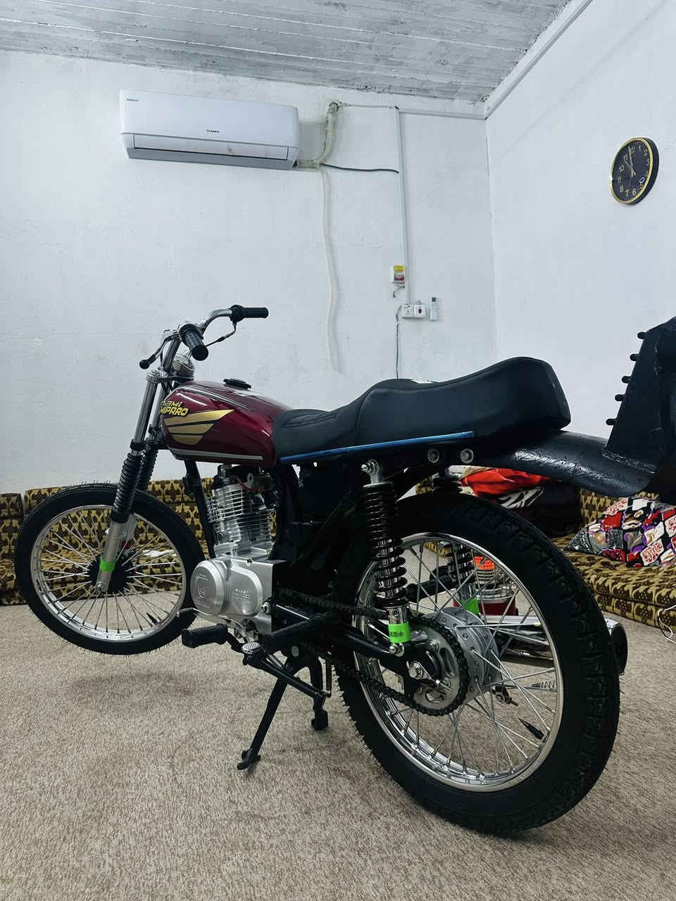 السلام عليكم شباب دراجه ئيراني اوراق سكنر  تعمير جديد حته ماساحكه مكينتهـه كفاله عامه الدراجه شرط كارتون العنوان بصره ابو الخصيب السعر 850 وبيهـه مجال رقم ***********
