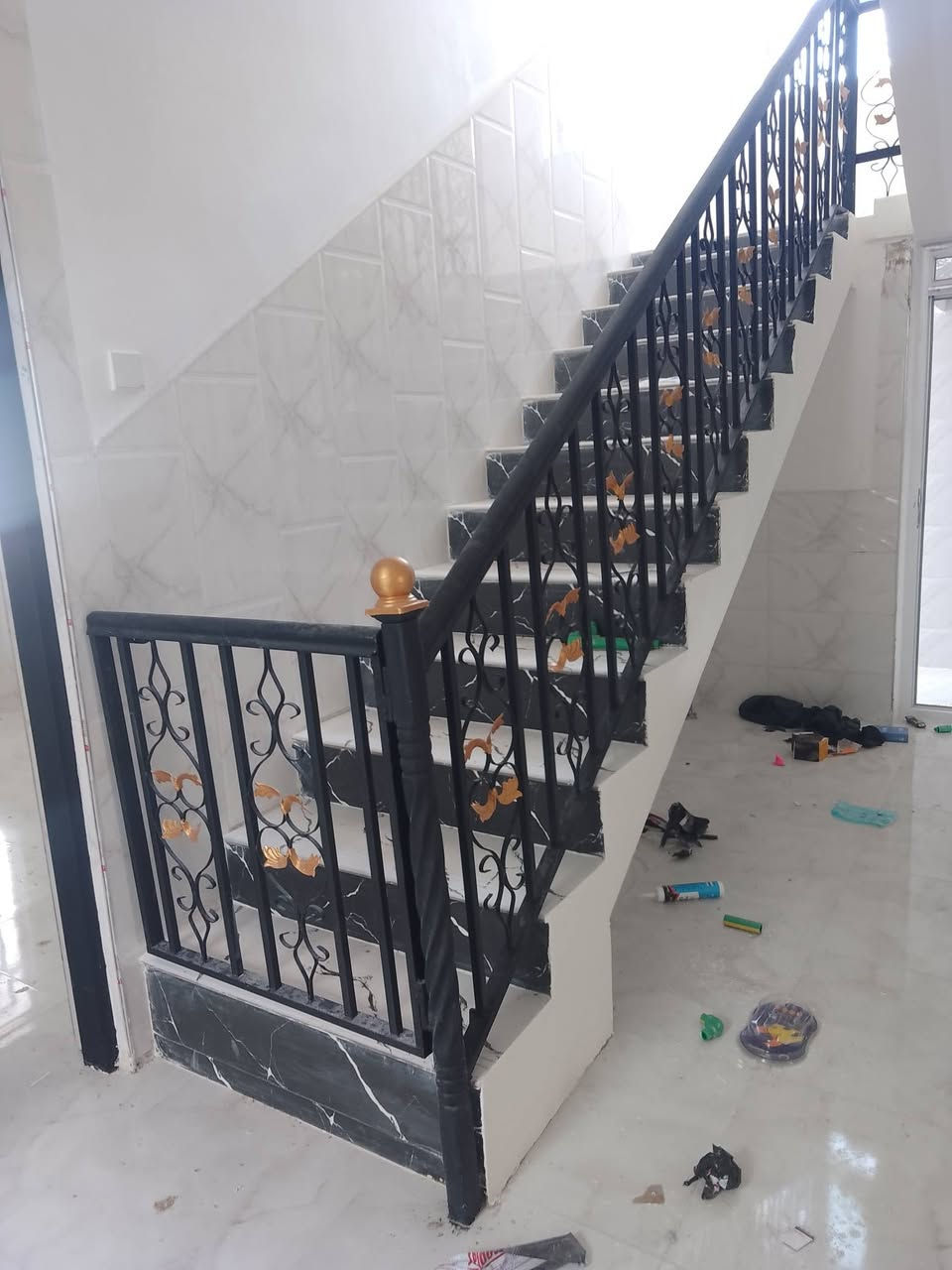 نشتغل جميع أنواع الشبابيك ابواب عرباين 
عنوان/ مفرق جولاق قرب محطة الشهداء 
رقم/***********
