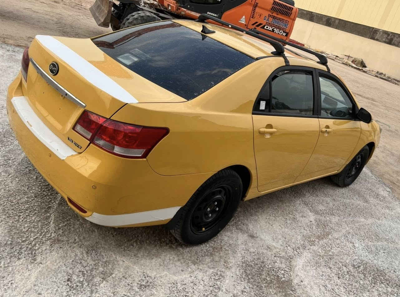 مرحبا شباب بي واي دي موديل 2014 فول موصفات بصمه سياره جهازه ع حسب الصول ومصفره هيأ سياره مكفوله فقط باب خلّف السايق محرك كير بحاله جيدة طخم تواير +سبير دوشمه جديده صدر كله جديد مشط جديد لايت زنون سياره جاهزه 
تبريد ثلج غاز فرنسي 🧊
سعر. 60 
بي وتساب وتصال ***********
عنوان بصره
