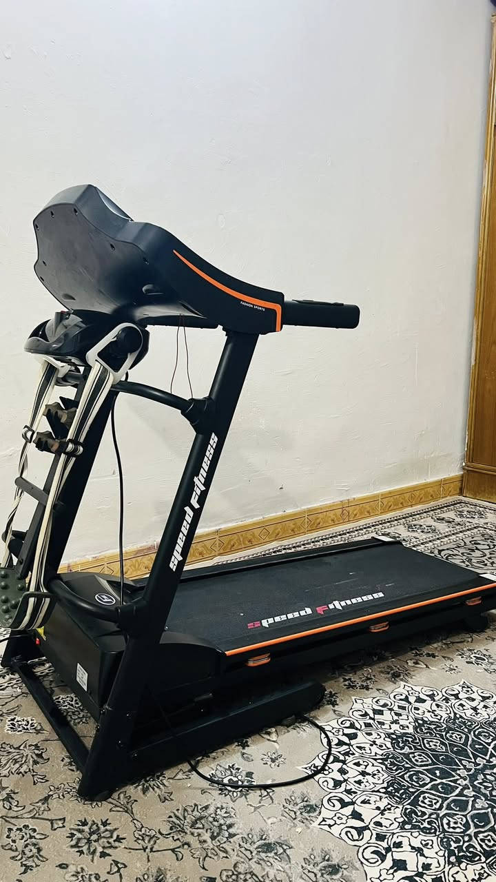 جهاز جري للبيع مستعمل. نضافه فول  عداد 15 بي هزاز للدهون وثقالات وتكدر تحطه وين ماجان لان يتكدر اتطبكه وتحطه باي مكان بيه دي جي يربط عل موبايل 📱 السعر 450 وبي مجال رقمي *********** او ***********
