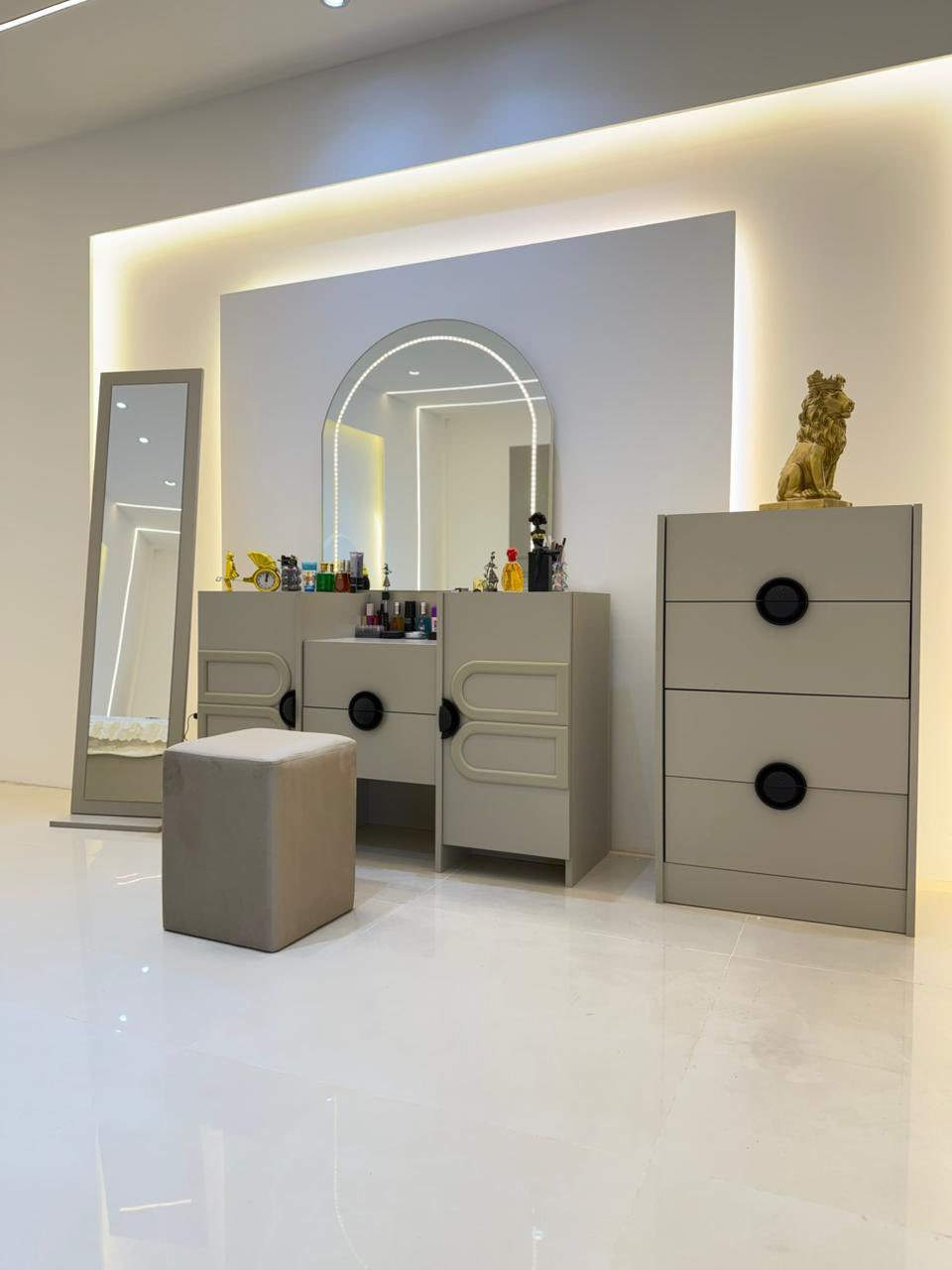 تم وصول
موديل مودرن
💸
*10 قطع*
برغي وجوي حديد✅
ظهر بلوك 8 ملم✅
سرير دبل جك✅
كنتور رفوف 
♦️كنتور 340 ملحق
♦️ميز تواليت 145 cm
♦️ كومدي عدد2, 60سم
♦️سرير200 سم*180سم
♦️مرايا قيافه
♦️شازلون 
♦️طابورية
♦️دراور
السعر مليون و ٦٢٥ الف دينار عراقي🇮🇶معمل اصلي 🏢  
 مع توصيل 🚚 وتركيب مجاناً ❗️❗️مجاناً ❗️❗️
للطلب من المتجر واتساب او مراسلت الصفحة📲
***********📲
