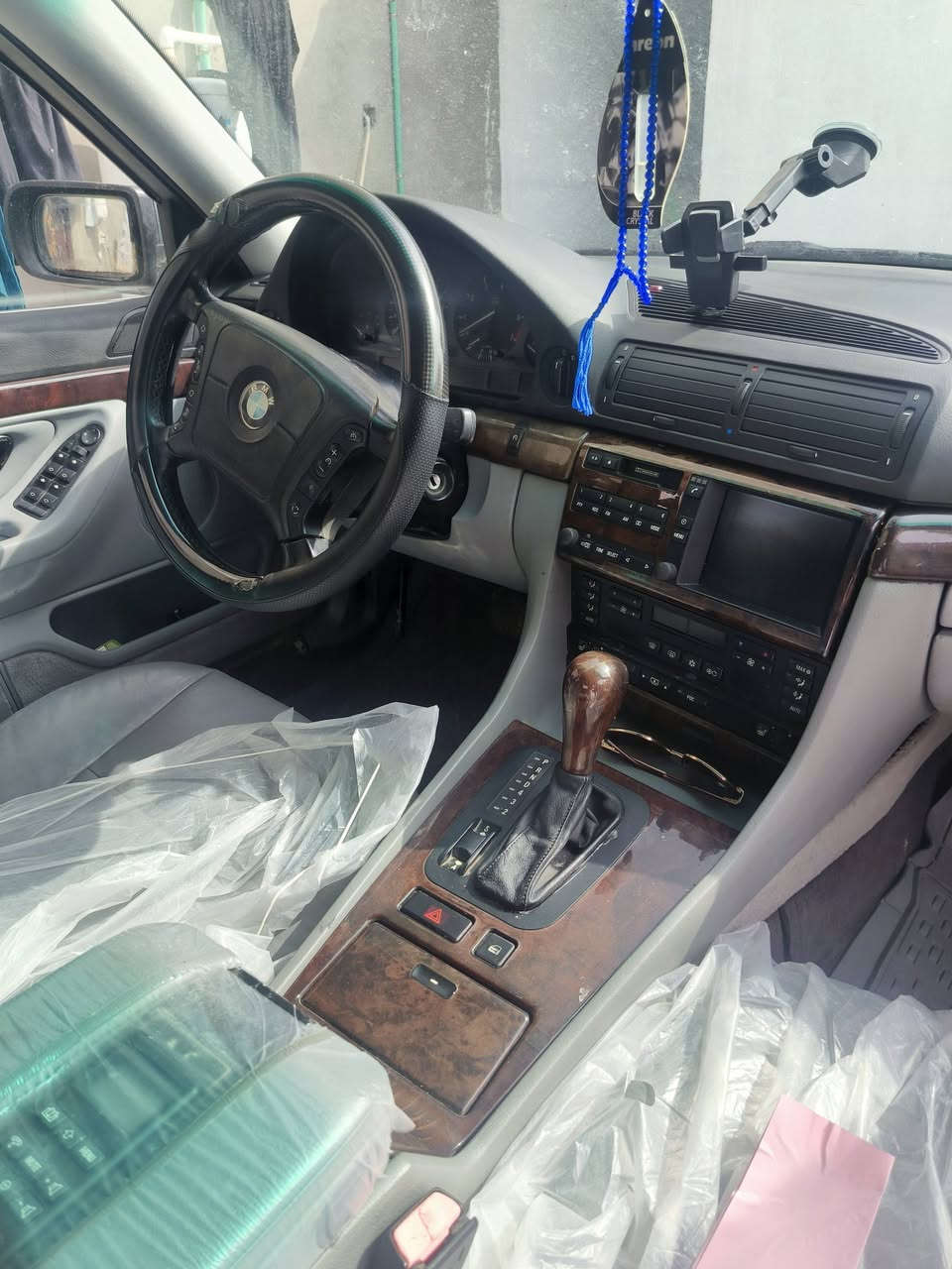 🔥 للبيع BMW 740i 🔥
موديل 1995
🚘 فئة الفخامة الألمانية – نظيفة ومرتبة
🔹 محرك V8 سعة 4.0 لتر (قوي وناعم)
🔹 گيّر أوتوماتيك أصلي يبدّل بسلاسة
🔹 سحب ممتاز وثبات عالي بالخط
🔹 داخلية جلد أصلية ابلادي مو دوشمه عراقيه
🔹 مكيف شغال تبريد قوي
🔹 كهرباء كاملة (جامات، مرايات، سنتر لوك)
🔹 نظام تعليق مريح
🔹 السيارة تمشي سفر بدون مشاكل
✅ استعمال شخصي
✅ المحرك والشاصي بحالة جيدة
✅ ما محتاجة مصروف حاليًا
🚘 ترايك وين متريد 

📍 الموقع: [ محافظه واسط ]
📞 الاتصال: [***********]
السيارة تناسب اللي يعرف قيمة الـ V8 ويحب الراحة والفخامة 👑
