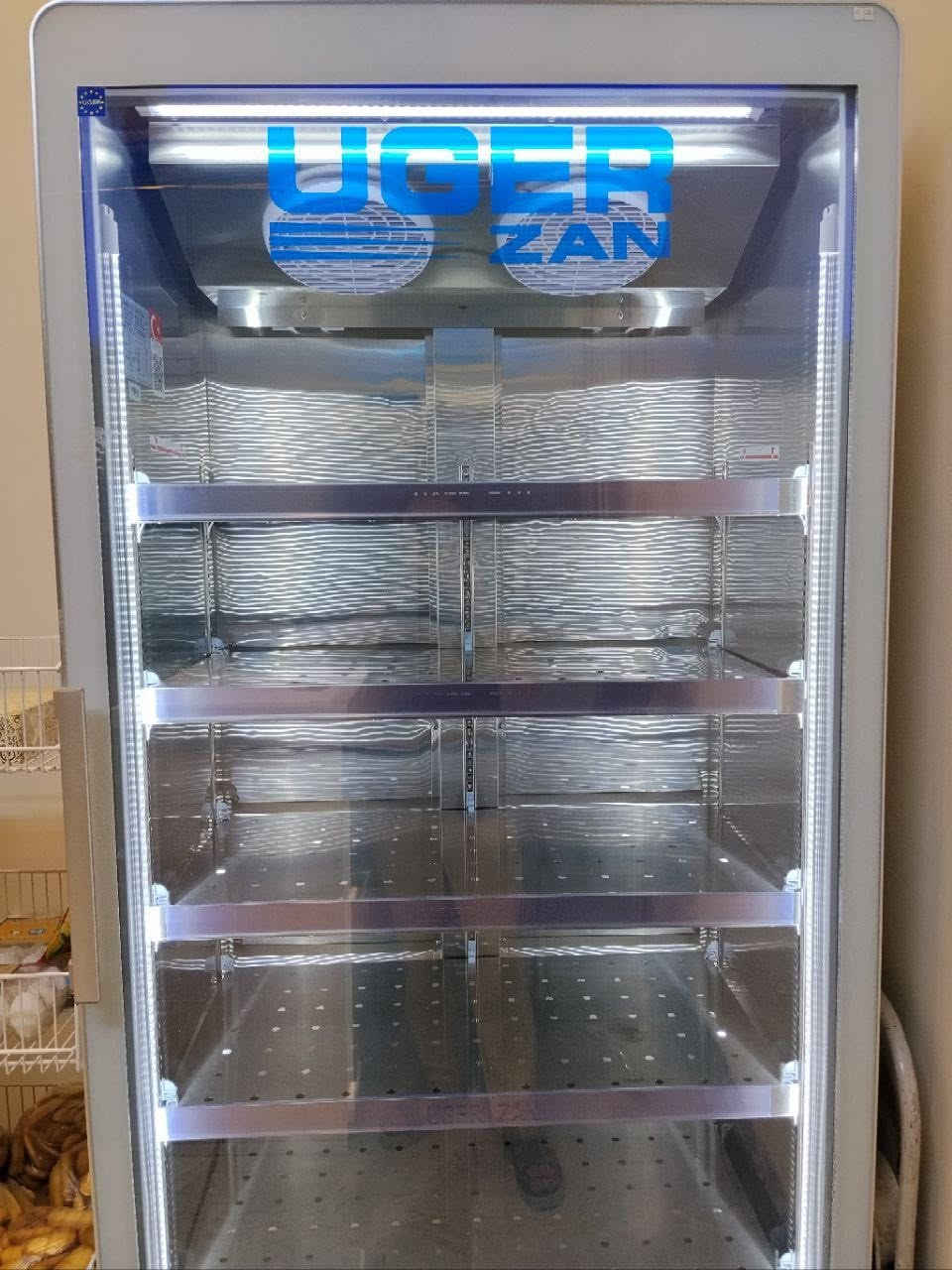 براد عامودي من شركة UGER ZAN تركي المنشئ🇹🇷
داخلي ستيل غذائي ضمان سنة مع وصل الضمان
استخدام شهر فقط
السعر : مليون  وخمسين بي مجال بصيط
الرقم للأستفسار:***********
