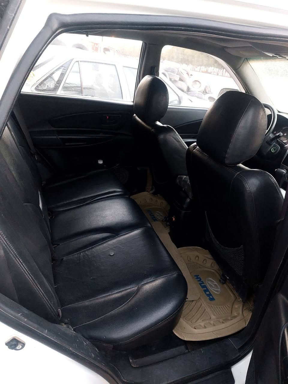 سلام عليكم
توسان موديل 2009
خليجي بيه جاملغات الاماميه صبغ 
السياره جاهزه مال جناي. مكينه كير تبريد حداديه 
تخم تاير كامره شاشه  مكينه دوش 
مداور ثاني يوم 
مكان السياره حله قرب سيطره الاثار
السعر 118 وبيه مجال  
للستفسار ***********
