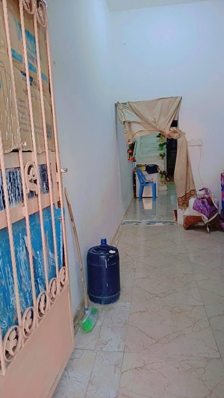 السلام عليكم مشتمل للبيع حي الحسناوي مساحه ١٣٠متر طابو صرف بناء بلوك حديث بيع سريع السعر ٦٢ بي مجال الاستفسار اتصال *********** مراجعه مكتب النوارس شارع مستشفى ***********
