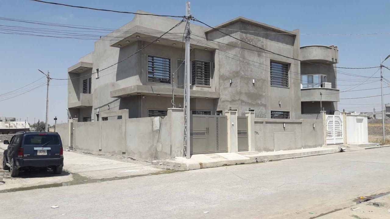 ⚜️ الابتكار لتجارة العقارات ⚜️ 
🏡 بيت للبيع
الموقع : الملايين خلف الكمرك 
المساحة : 260 متر
الواجهة : 13 *20 متر
نقطة دالة : قريب على جامع اهل القرأن  بلبدايه  بلضبط 
موقع جدا مميز  ركن 
عرض الشارع : ١٠ متر 
عدد الطوابق : ٢
 عدد غرف النوم : ٧ غرف 
الطابق الثاني ٥ غرف نوم مع مشتملات مع هول داخلي  مع حمامات داخل الغرفه (سويت)  الطابق الارضي غرفتين نوم مع صاله داخليه  ومطبخ كبير واستقبال وغرفه طعام وكيلدور حمام للضيوف وكراج وحديقه صغيره البيت متكون من 3ابواب خارجيه  منضومات سبالت تصريف سقوف جبس بورد  منضومه دكتات   ارضيه بورسلين
📍 عنوان المكتب الموصل 
حي الحدباء / سايدين الشقق 
☎️ ***********
☎️ ***********
