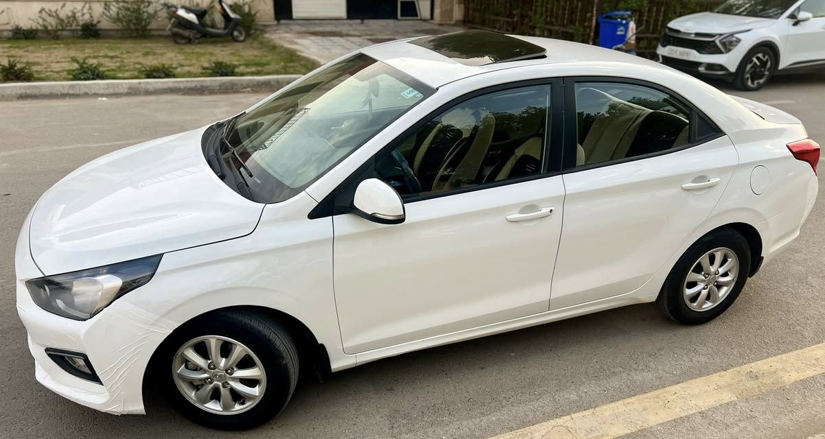 هونداي رينا 
موديل 2020
كفاله من كلشي  
 
السيارة وارد خليجي 
گير ومحرك مكفولات 
السيارة ماشيه 58 الف 
مواصفات السيارة 
فول 
 شاشة 
فتحة سقف 
تحكم ستيرن 
اشارات بالمري  
 
السيارة بأسمي تحويل مباشر  رقم بغداد 
السعر110 وبيه مجال بسيط 
العنوان بغداد حي العدل 
رقم الهاتف ::  ***********
