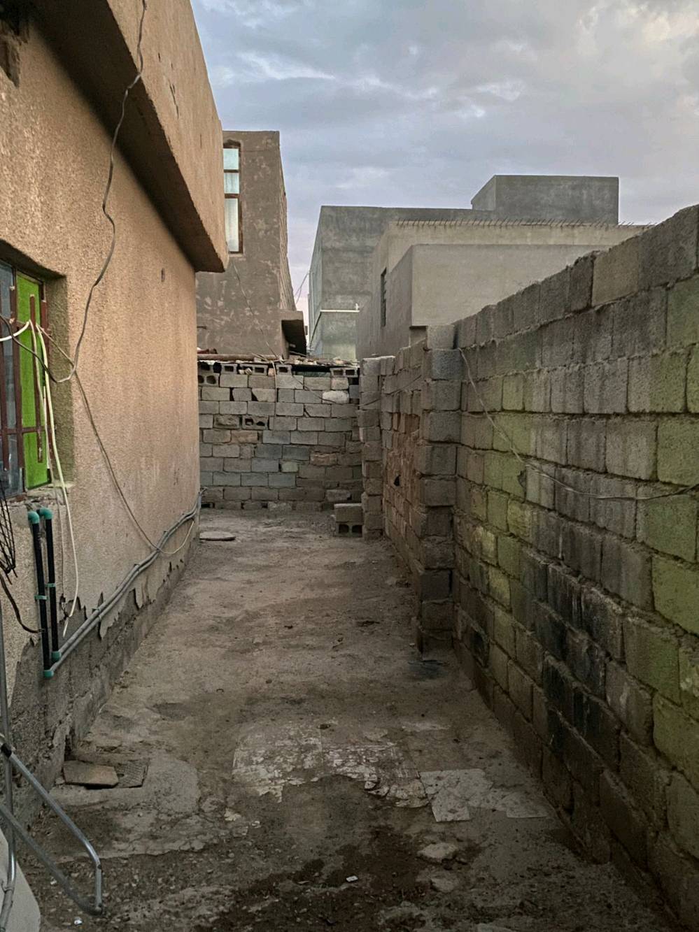 بيت البيع في ديالى بعقوبه البيع مساحته 600 البناء 260 وحديقه سعر 55 مليون
تگليلي شنو تفاصيل الدار بالضبط: شكد عدد الغرف والصالات والمطبخ والحمامات؟: 
غرفتين وهول واستقبال وحمام توليت دخليات ومطبخ 
وين موقع الدار بعقوبة بشكل أدق؟ أي حي/منطقة وقريب من شنو معلم أو شارع معروف؟: 
مرور ديالى 
البيت طابق واحد لو طابقين؟ وشنو عمر البناء وحالته العامة: جاهز للسكن لو يحتاج تصليح؟: 
طابق واحد
الطابو شنو نوعه؟ وهل الملكية صرفة ومكتملة لو بيها ملاحظات؟: 
 زراعي صابون صرف  سند 25 
السعر 55 مليون نهائي لو قابل للتفاوض؟ وإذا تريد، شنو أفضل طريقة للتواصل وياك؟: 
رقم الهاتف بيه قليل تفوض  ***********