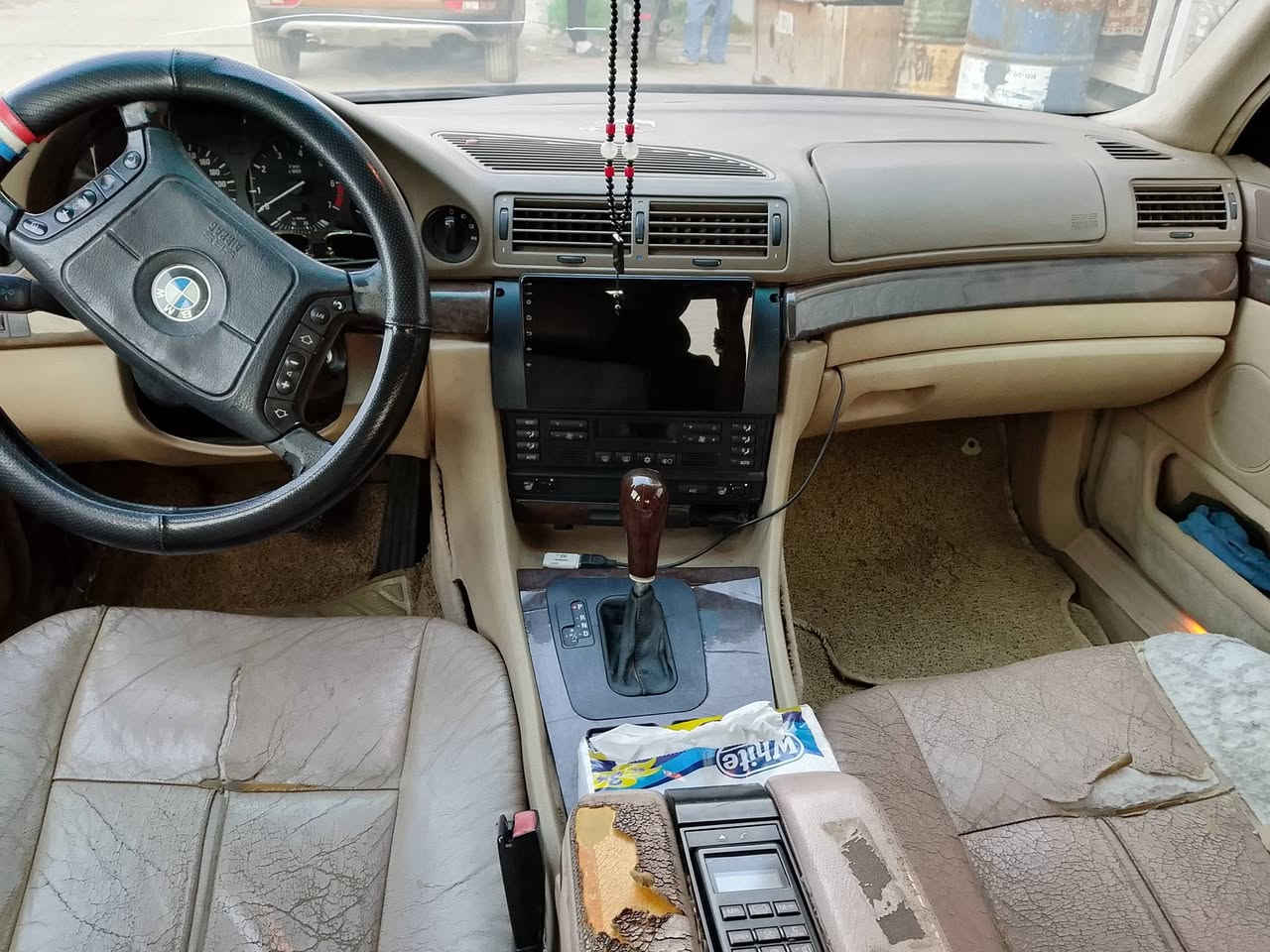 السلام عليكم BMW مديل 1997 رقم دولي هزة جديده سيارة باسمي حجم 735 السيارة اندفجول دبل كير  بس بيه نواقص  السعر 60 ورقه ***********
